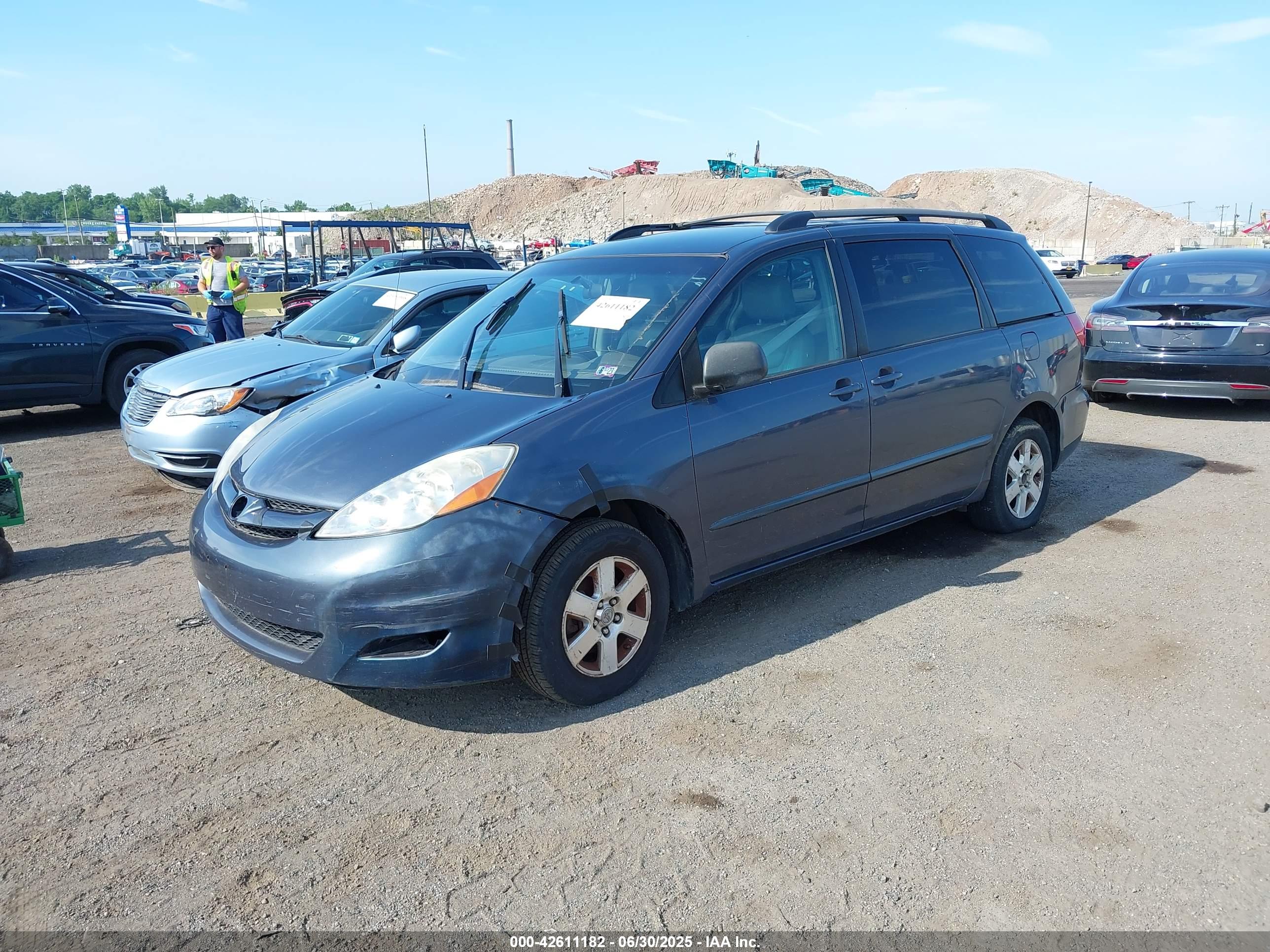 TOYOTA SIENNA image 2