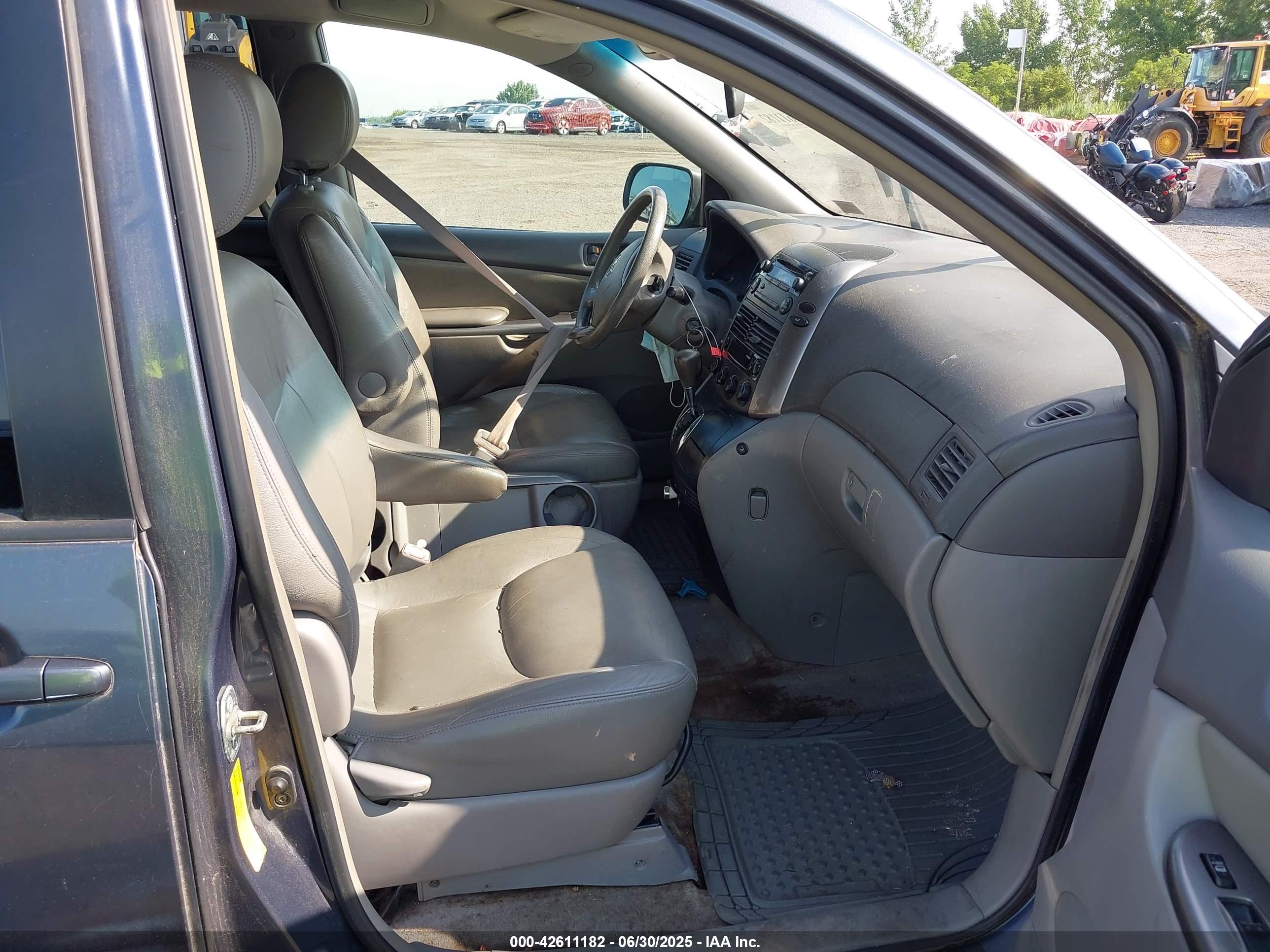 TOYOTA SIENNA image 5