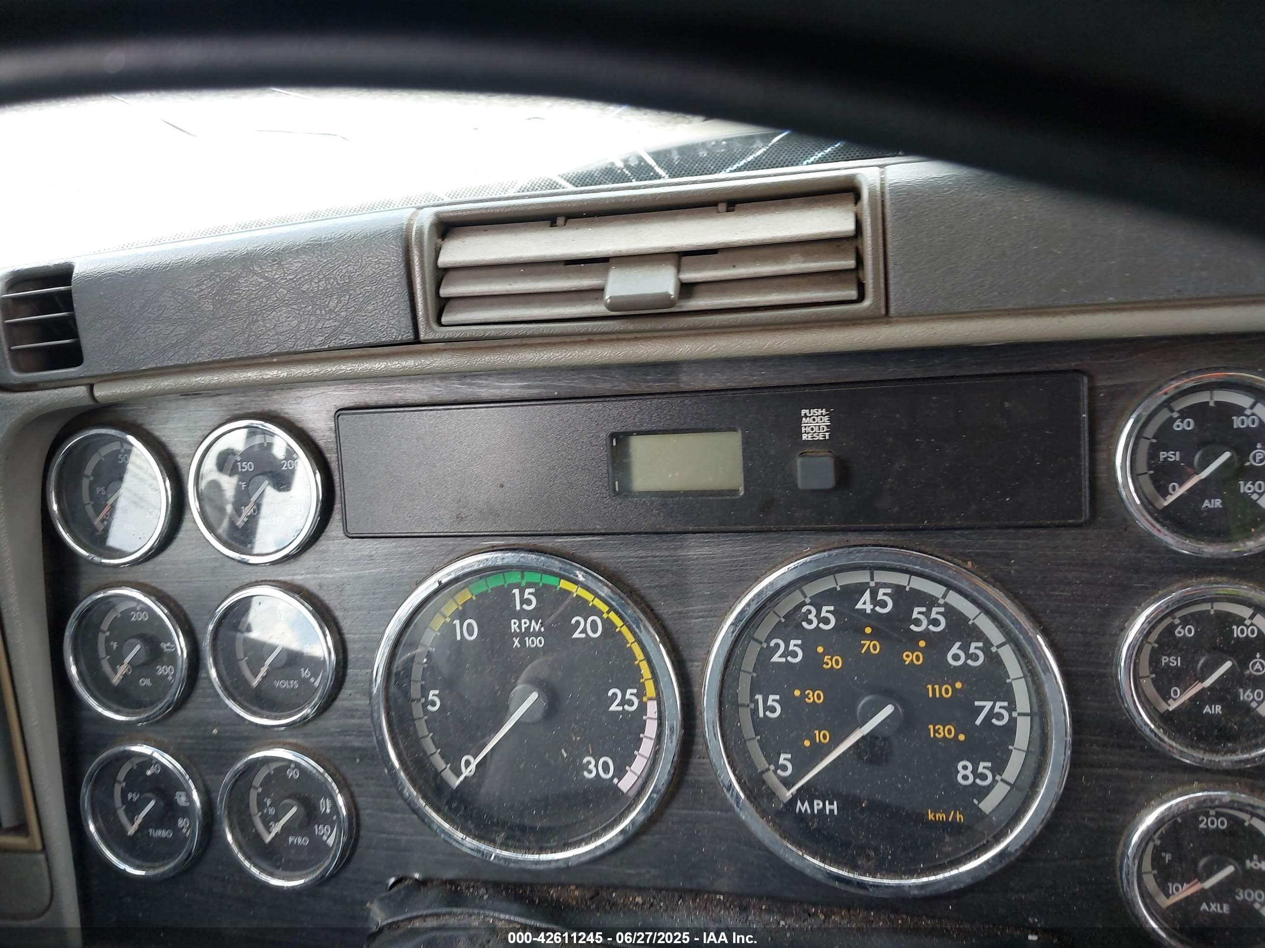 FREIGHTLINER CONVENTIONAL image 6