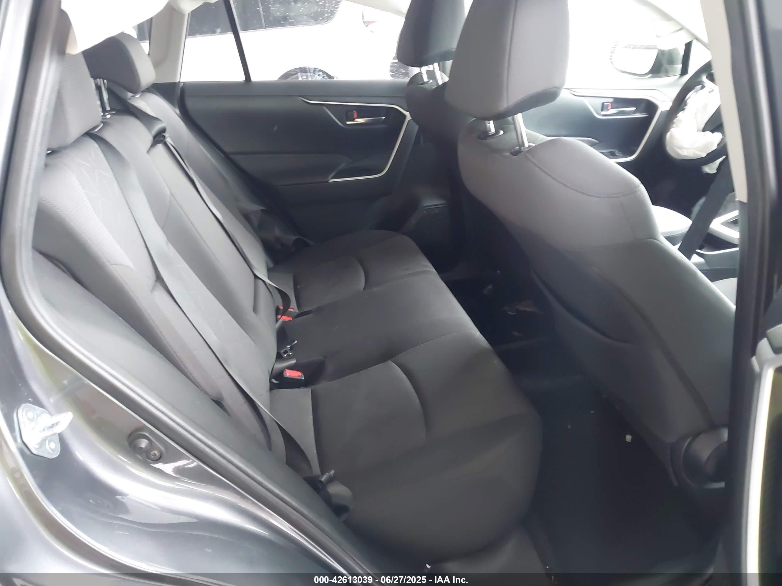 TOYOTA RAV4 image 8