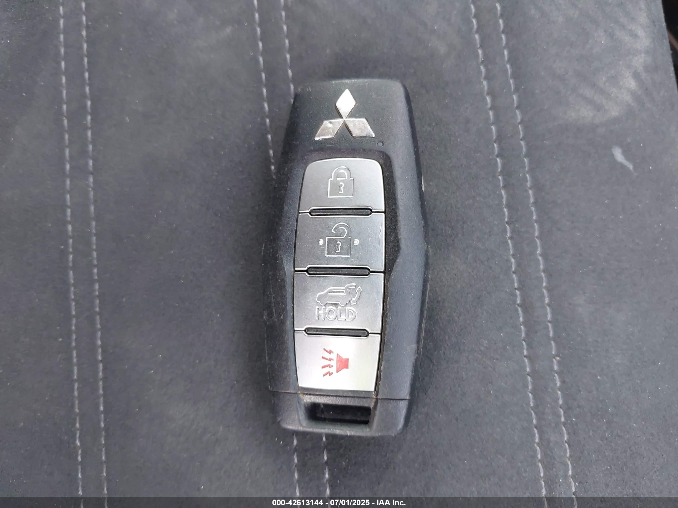 MITSUBISHI OUTLANDER image 11