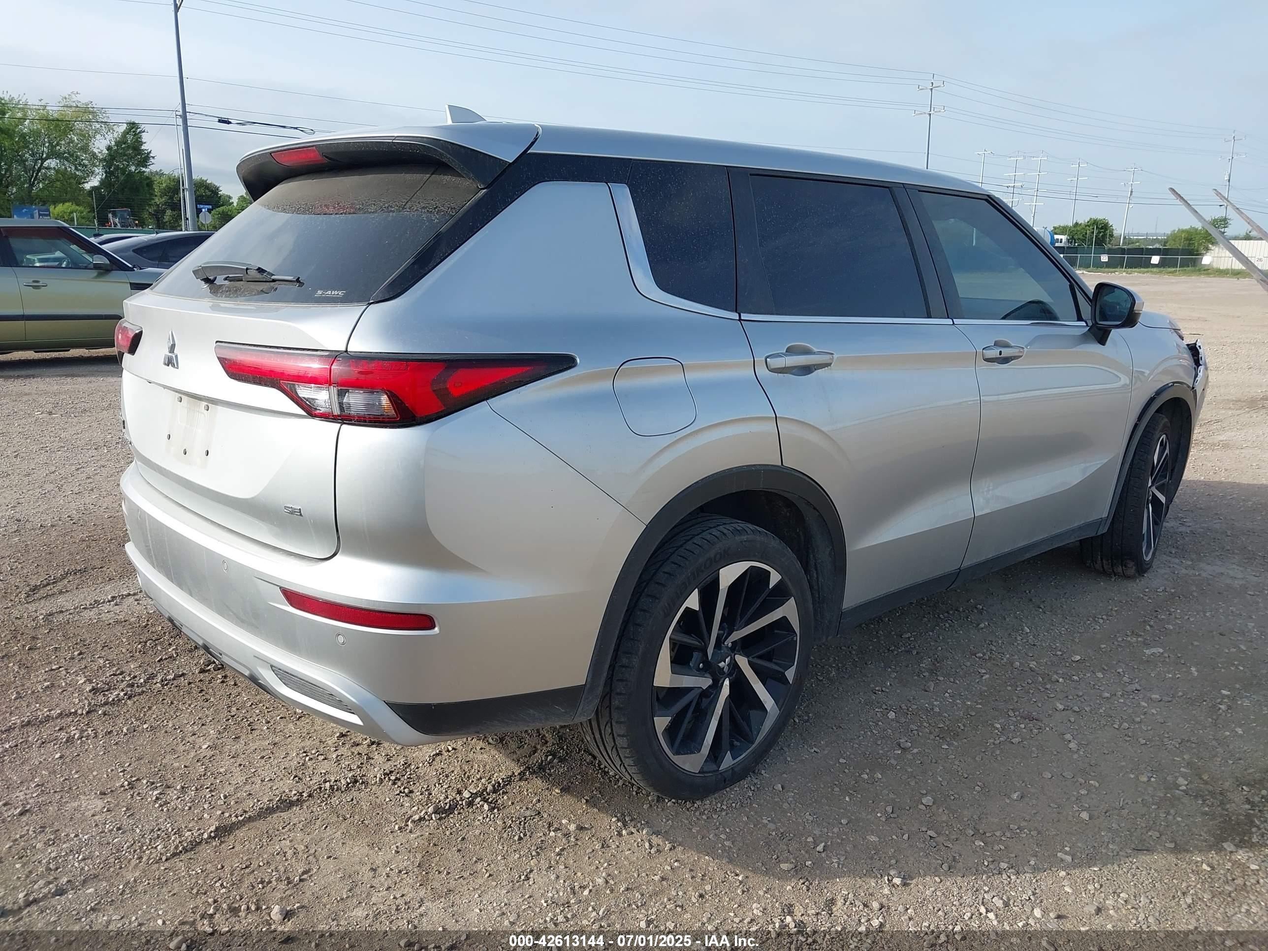 MITSUBISHI OUTLANDER image 4