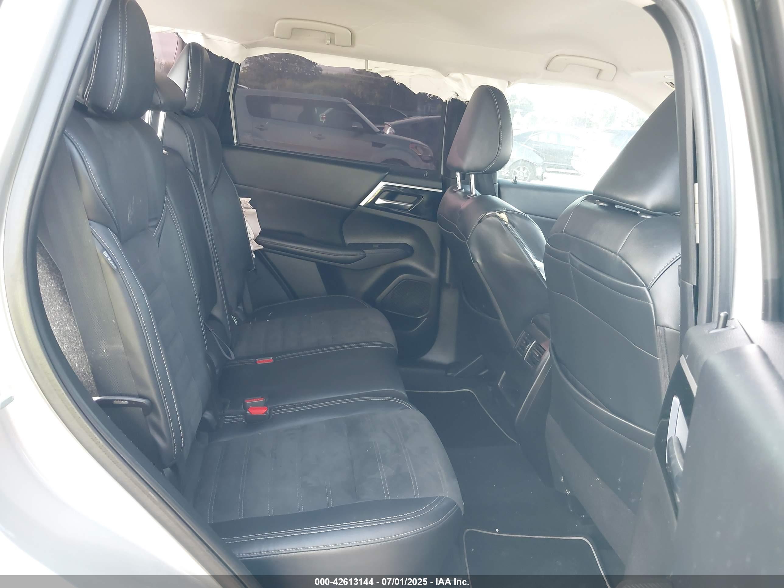 MITSUBISHI OUTLANDER image 8