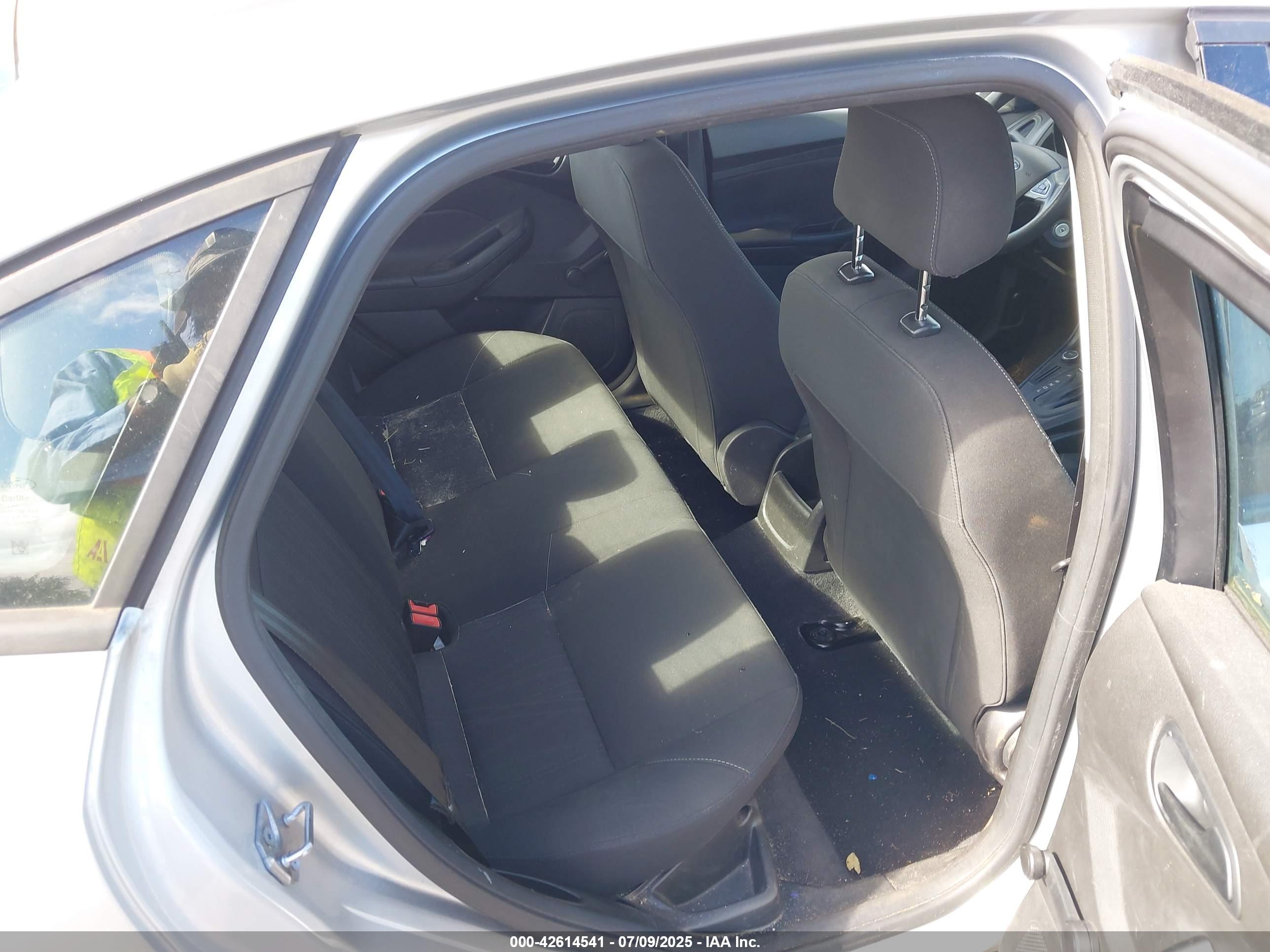 FORD FOCUS image 8