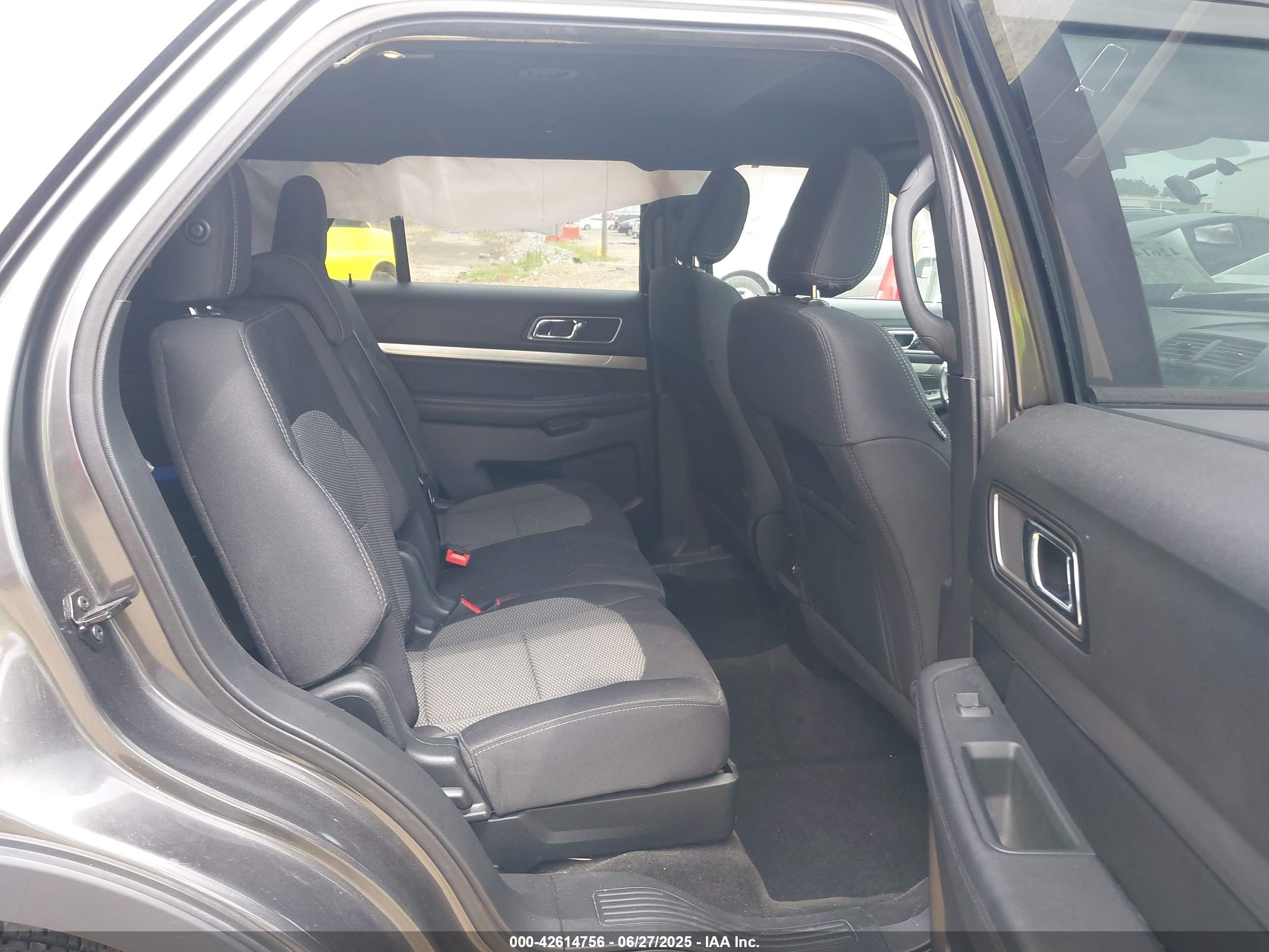 FORD EXPLORER image 8