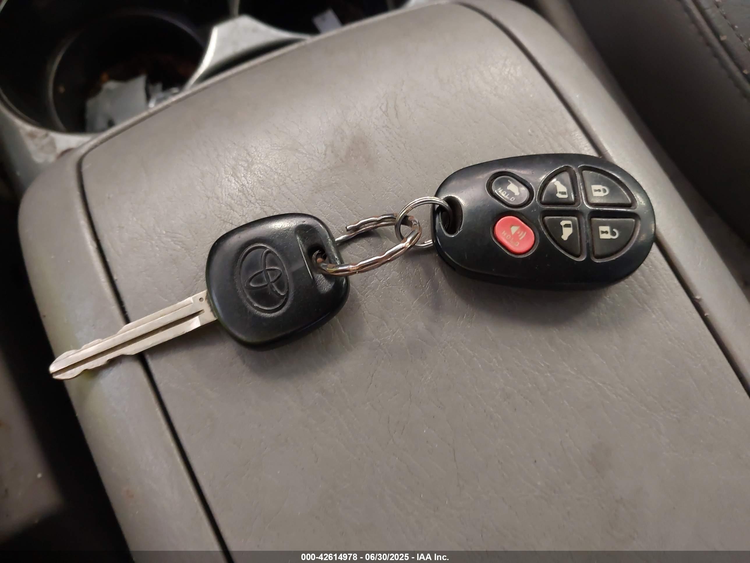 TOYOTA SIENNA image 11