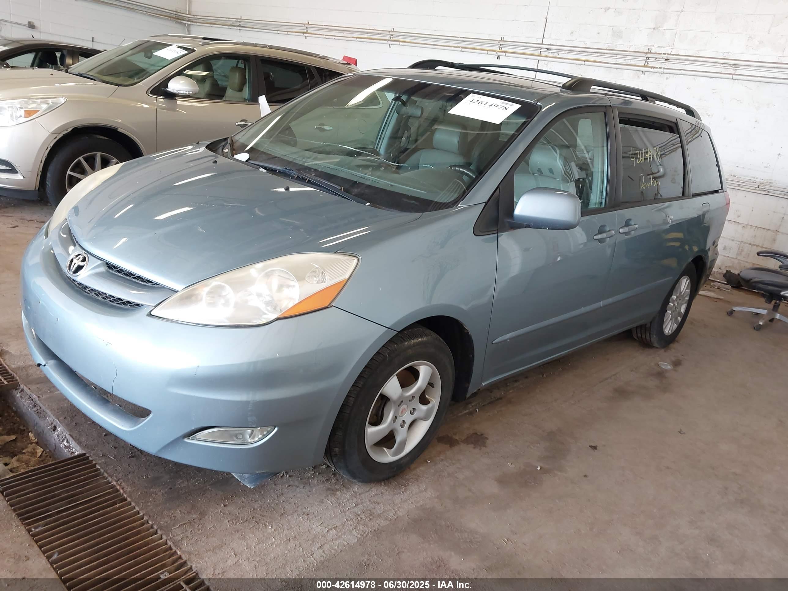 TOYOTA SIENNA image 2