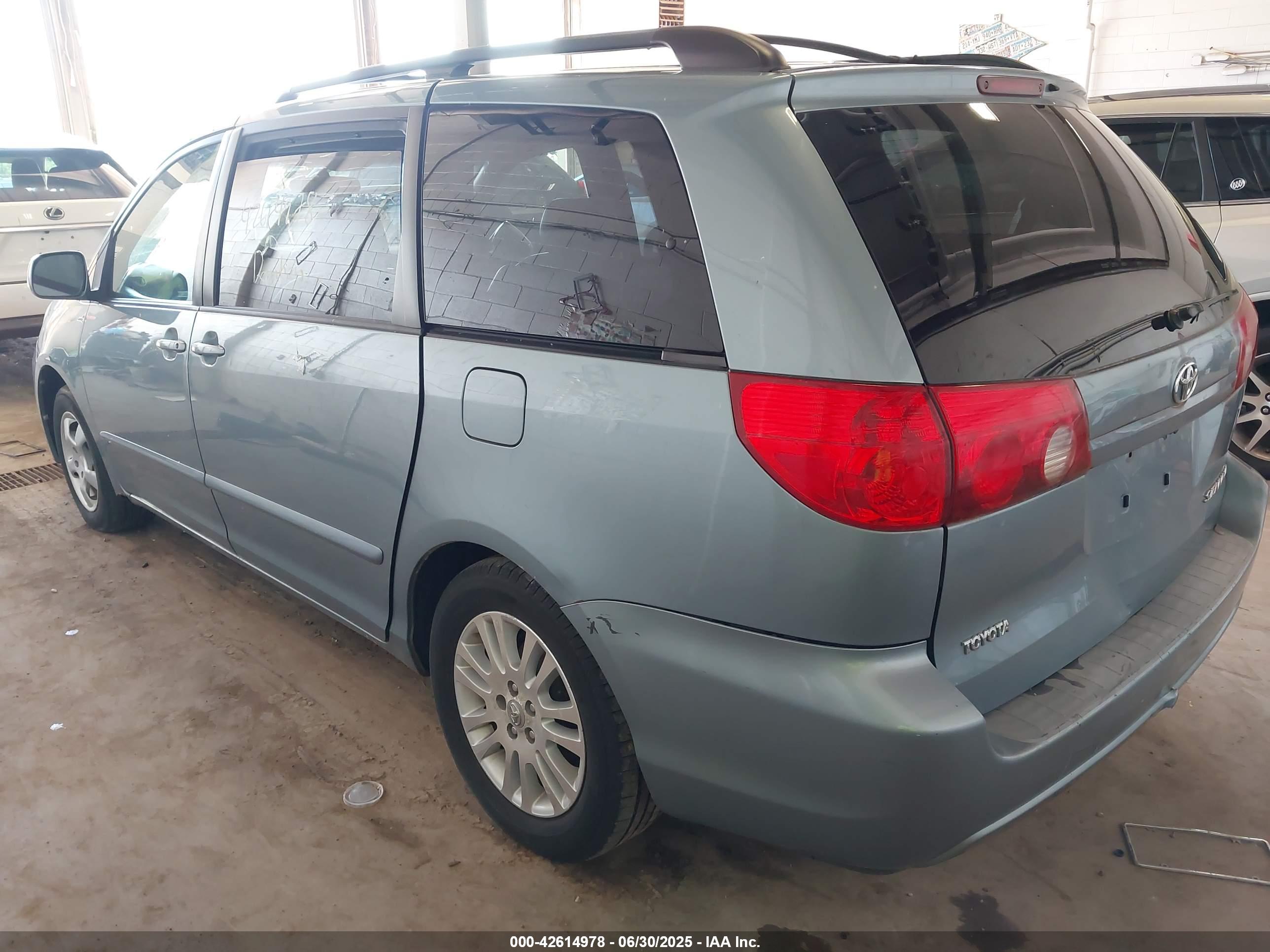 TOYOTA SIENNA image 3