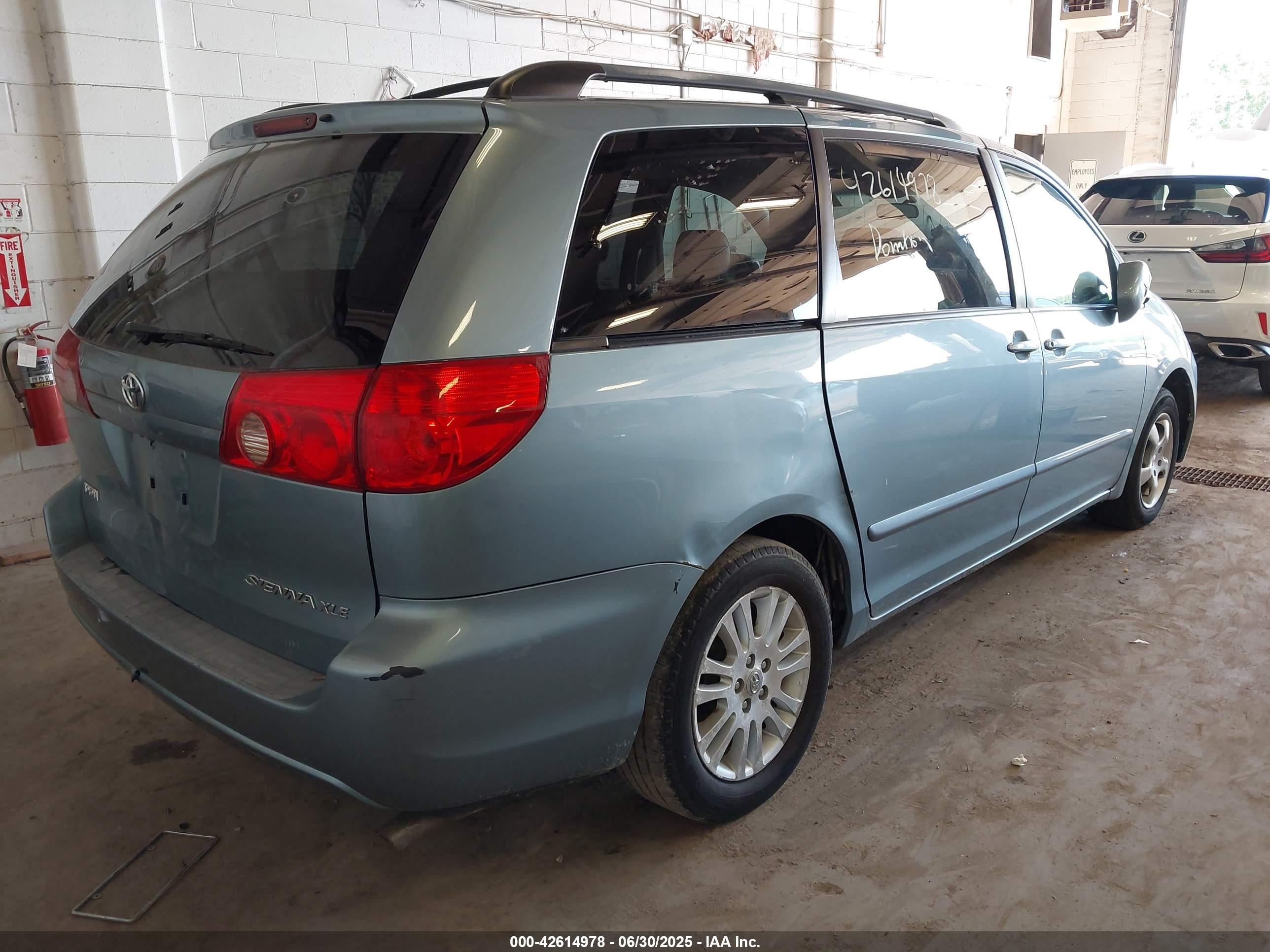 TOYOTA SIENNA image 4