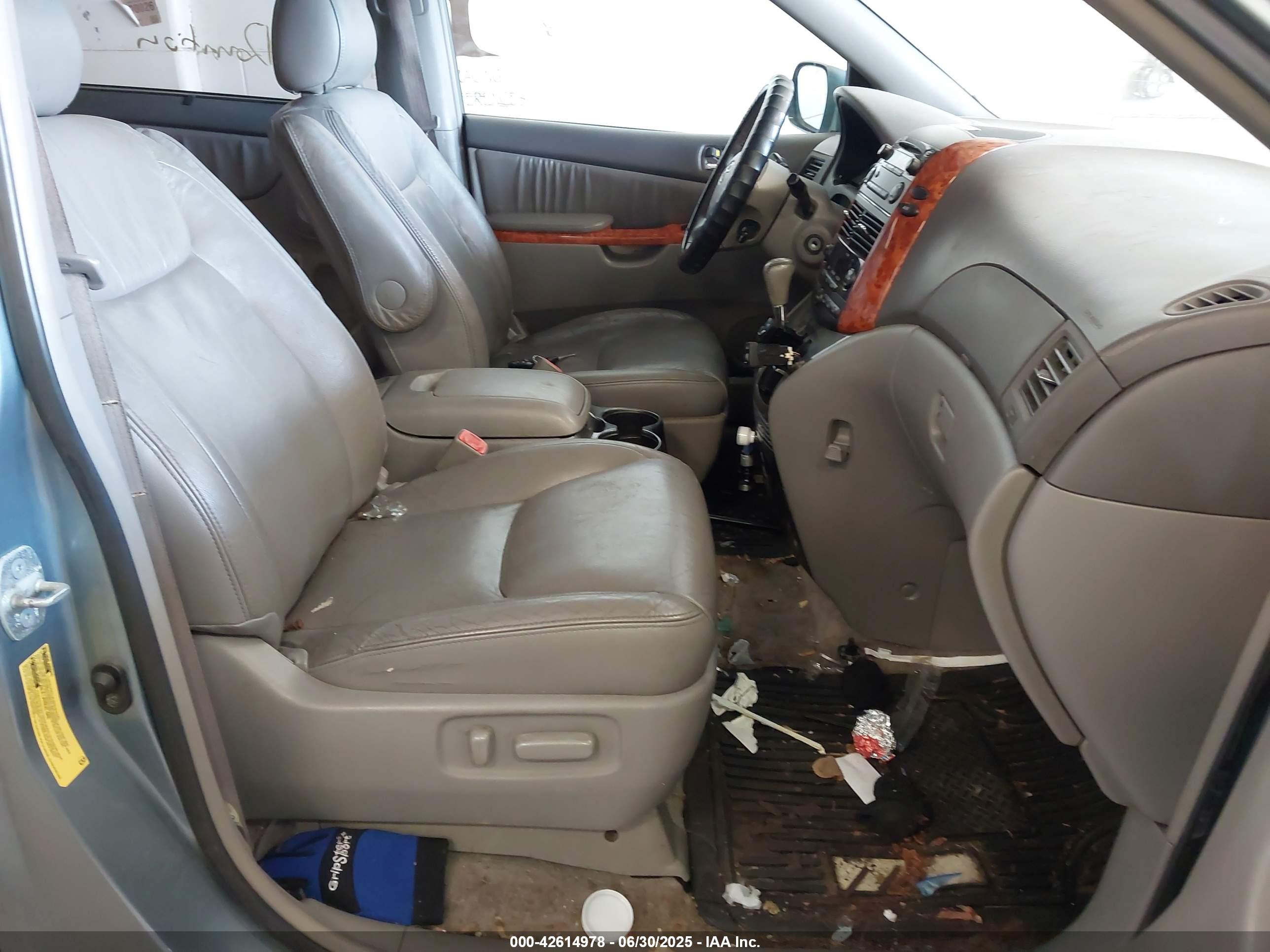 TOYOTA SIENNA image 5