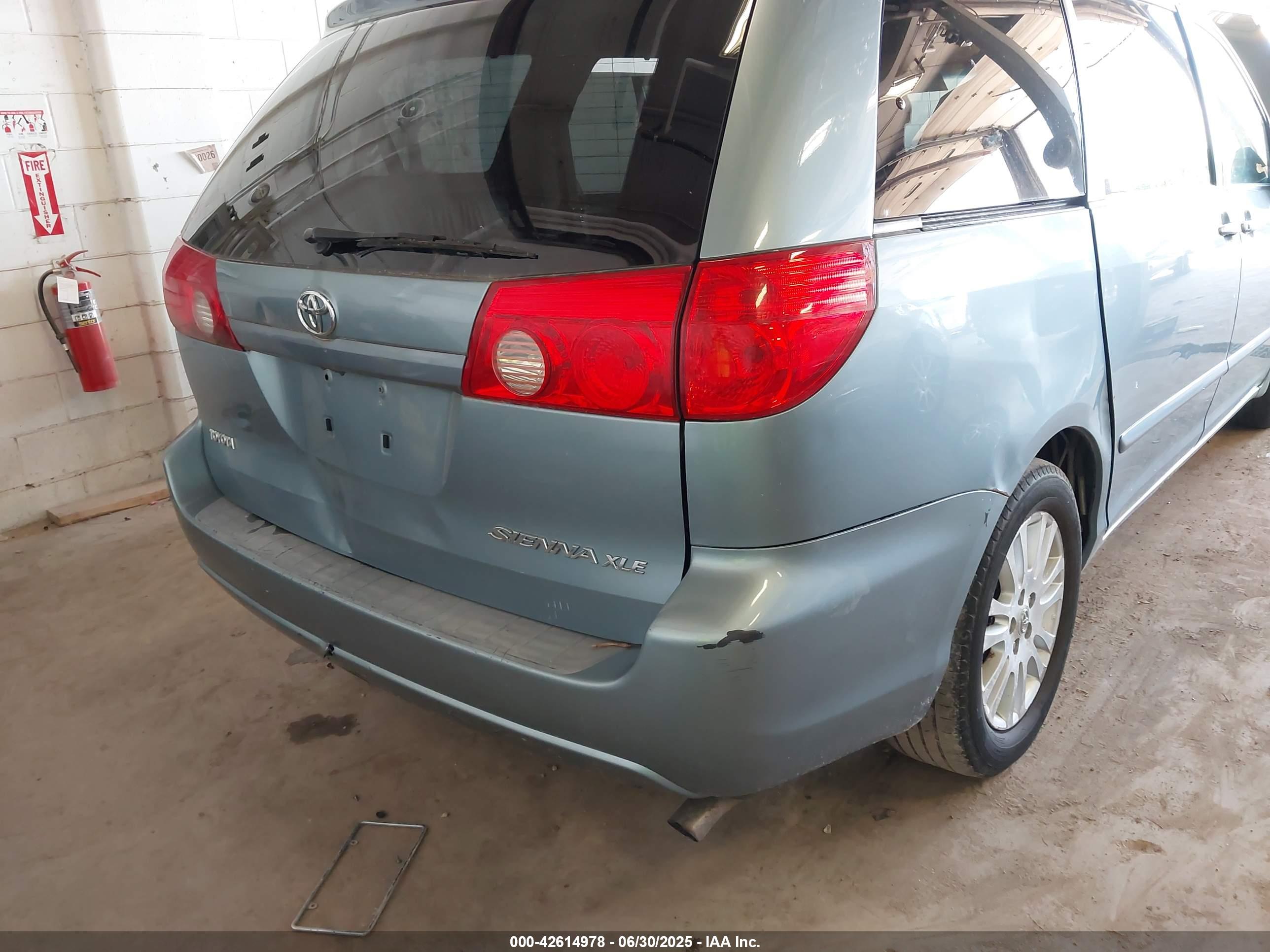 TOYOTA SIENNA image 6