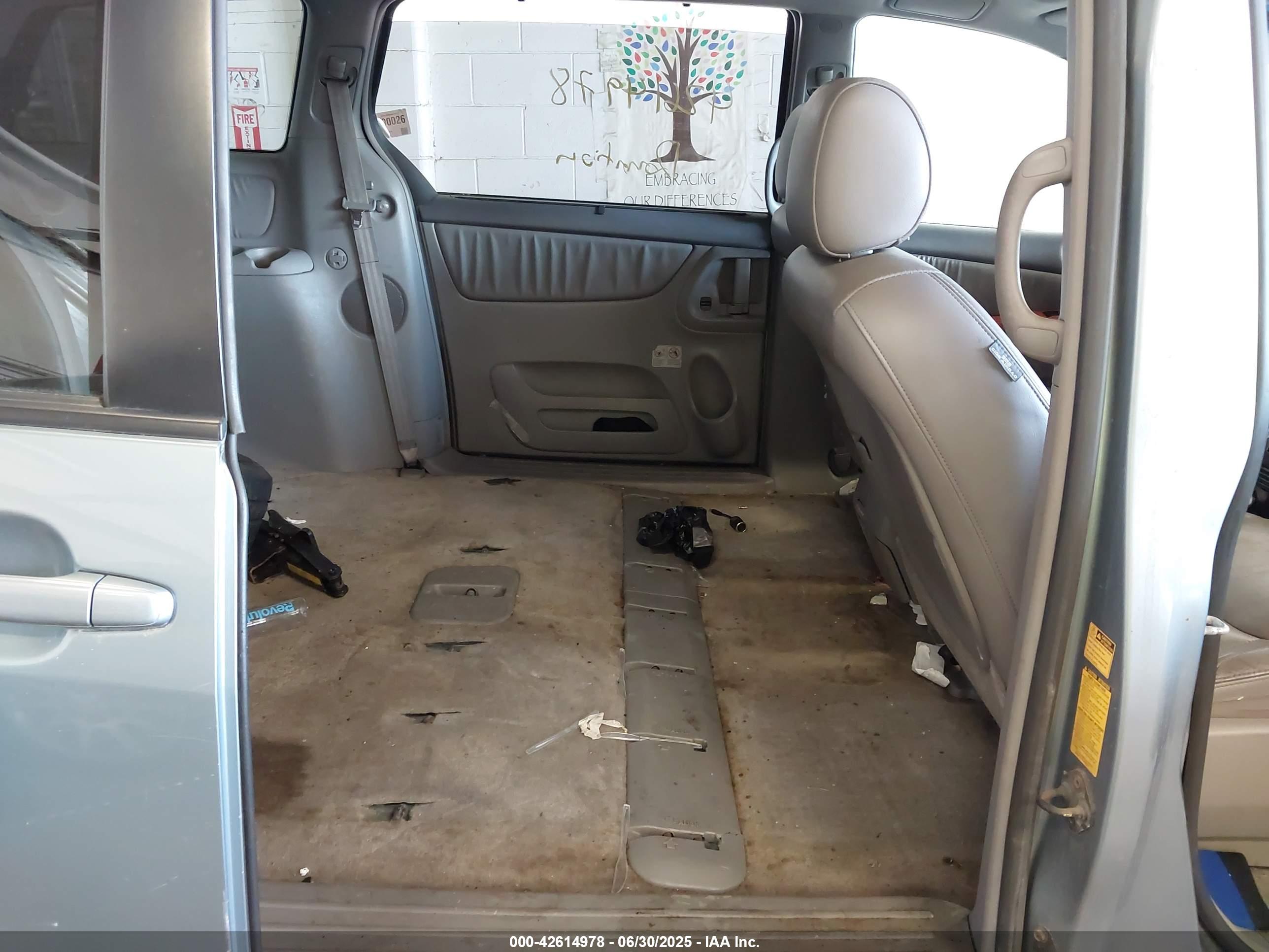 TOYOTA SIENNA image 8