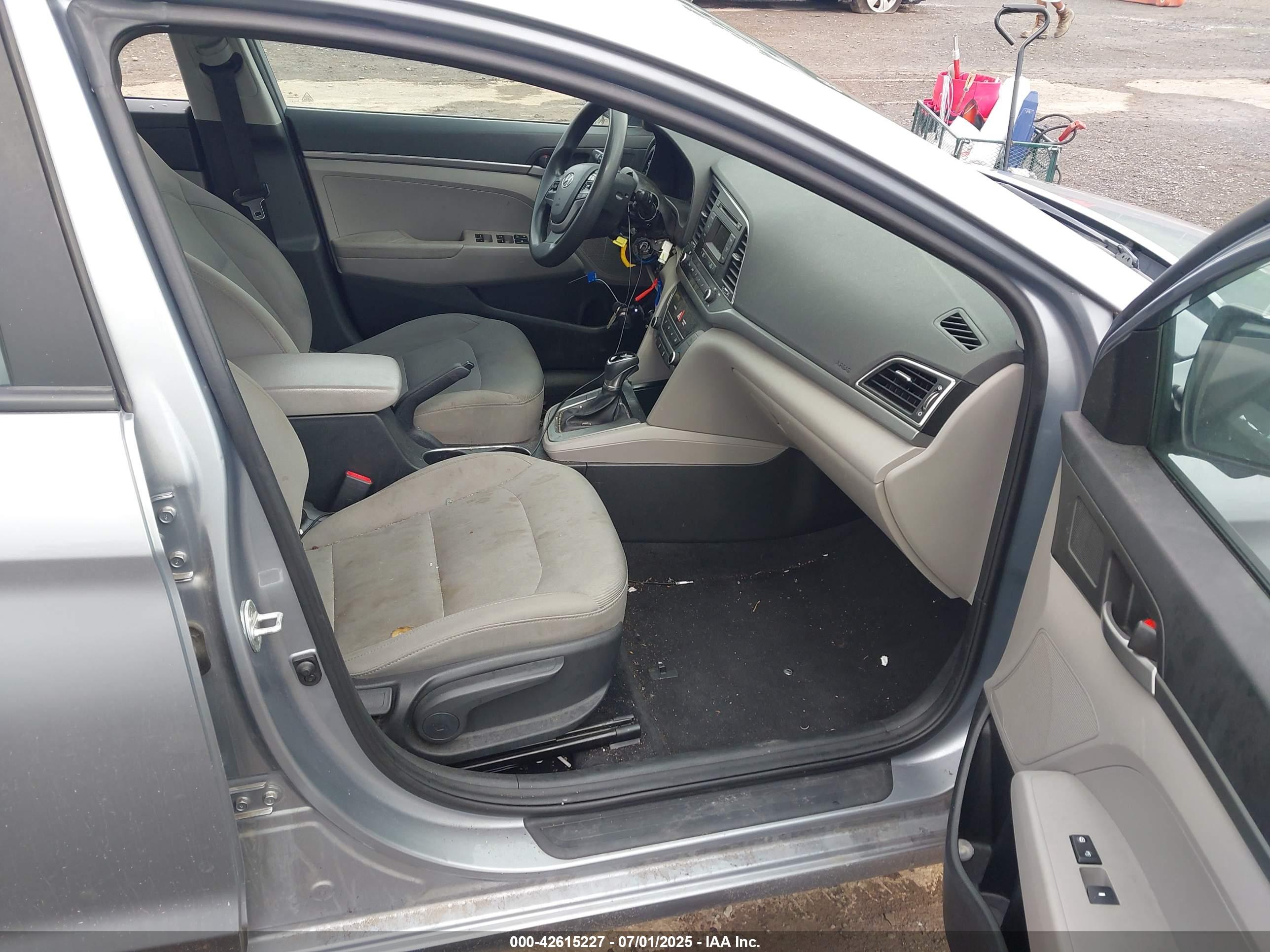 HYUNDAI ELANTRA image 5