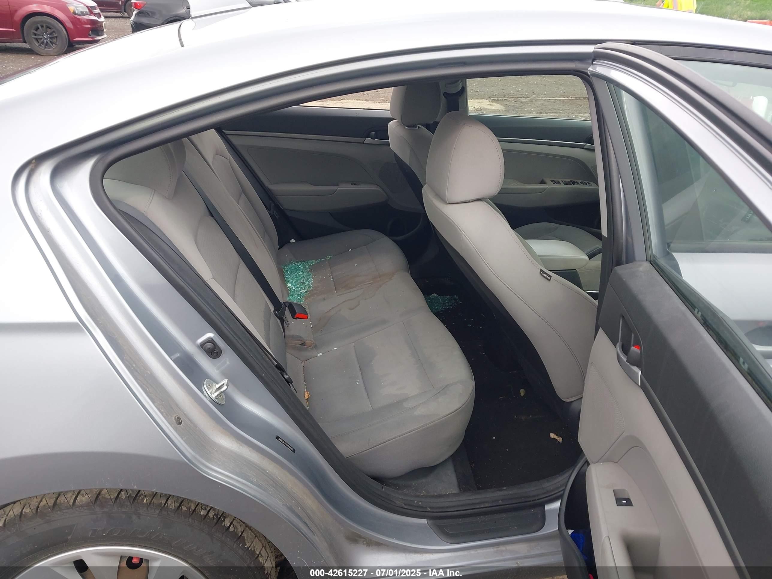 HYUNDAI ELANTRA image 8