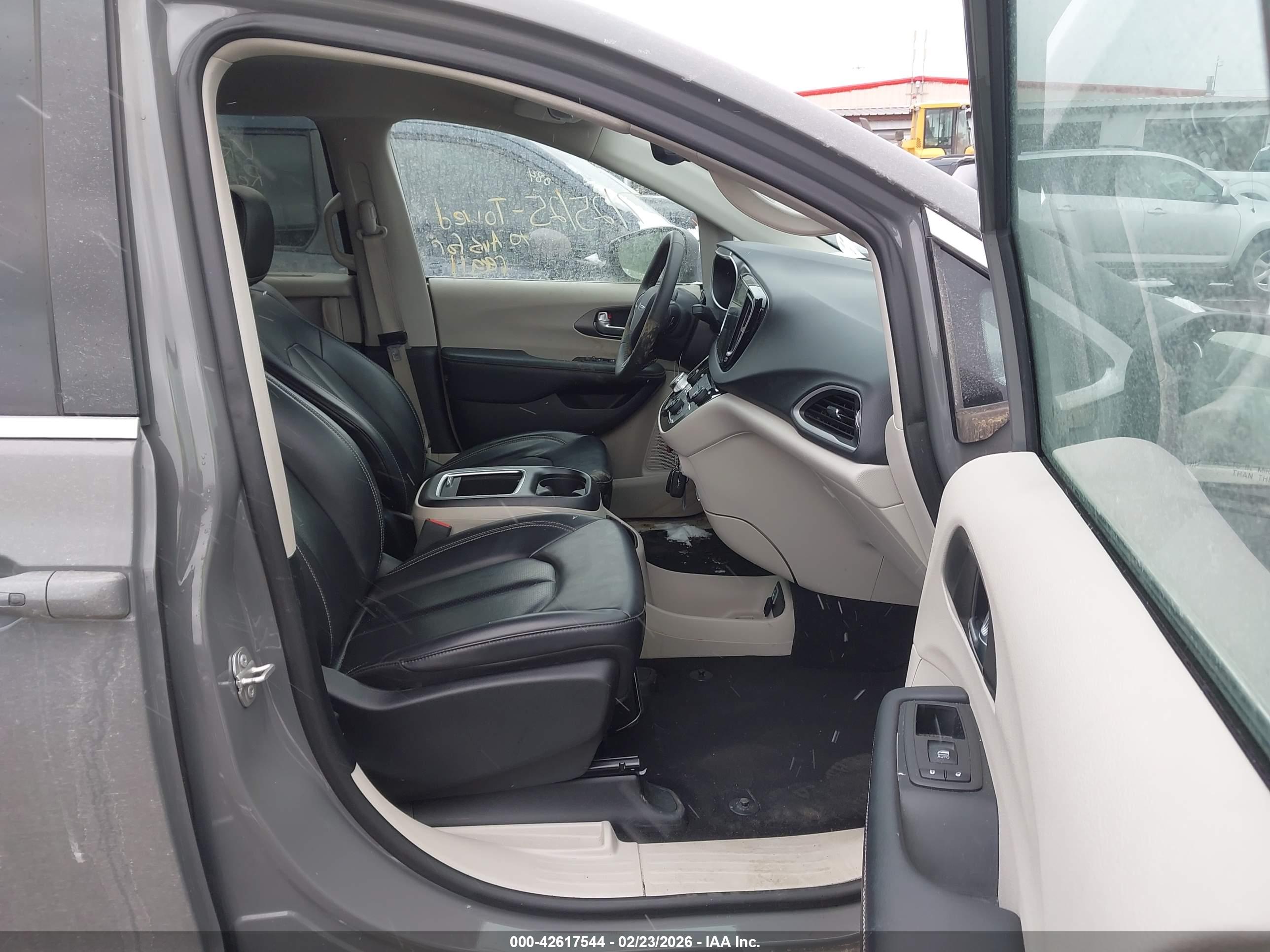 CHRYSLER PACIFICA image 5