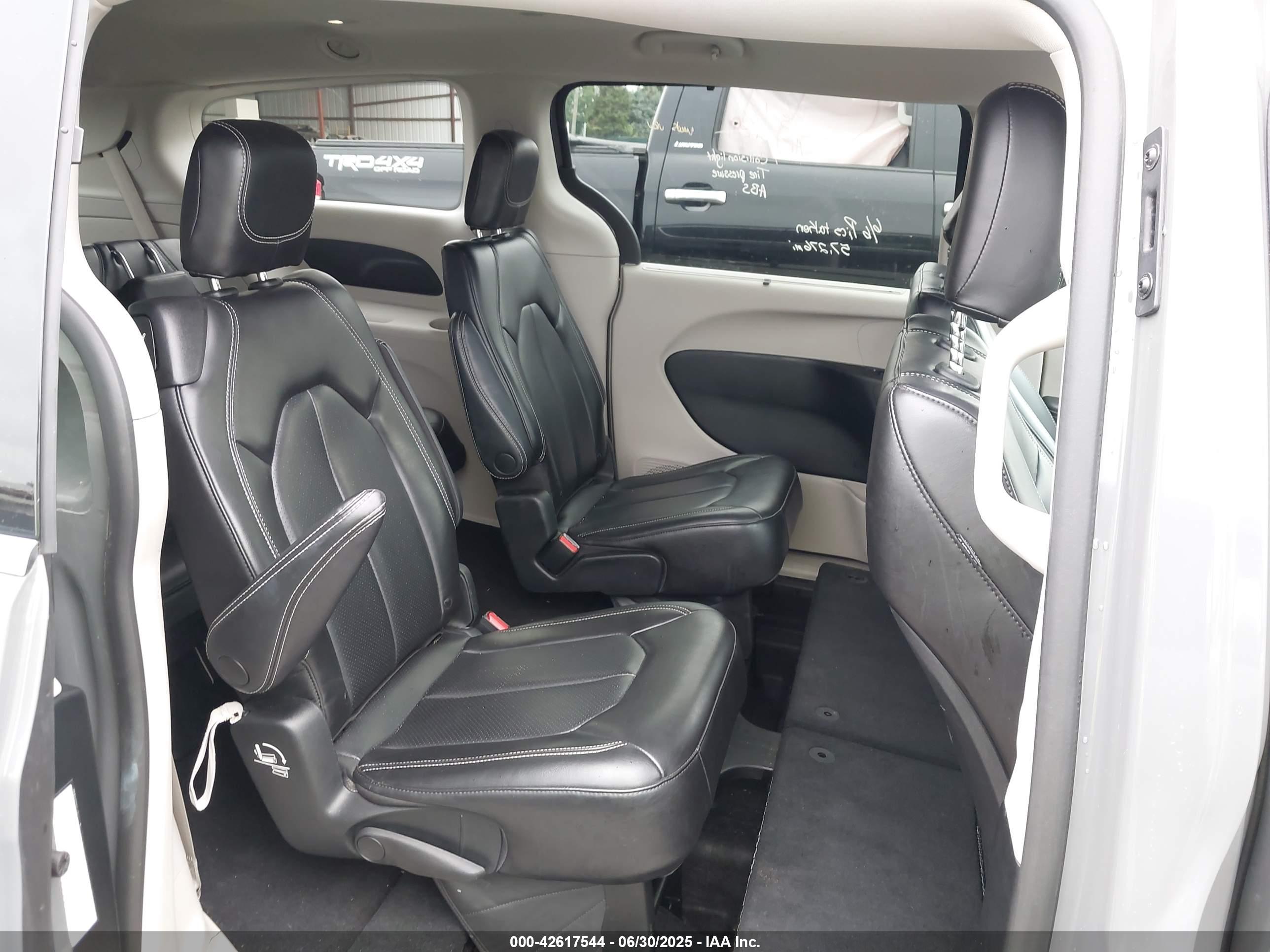 CHRYSLER PACIFICA image 8