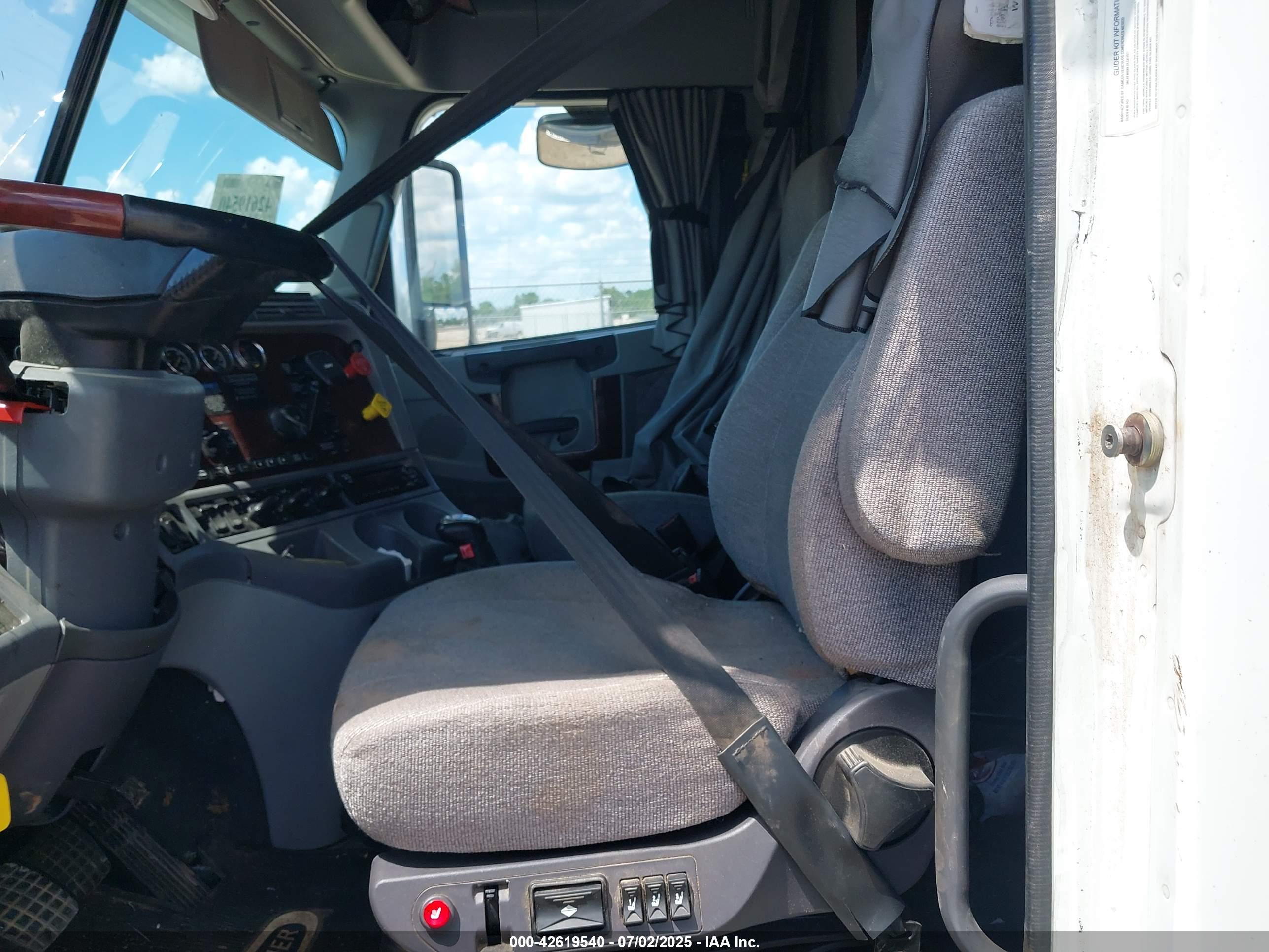 FREIGHTLINER M2 image 8