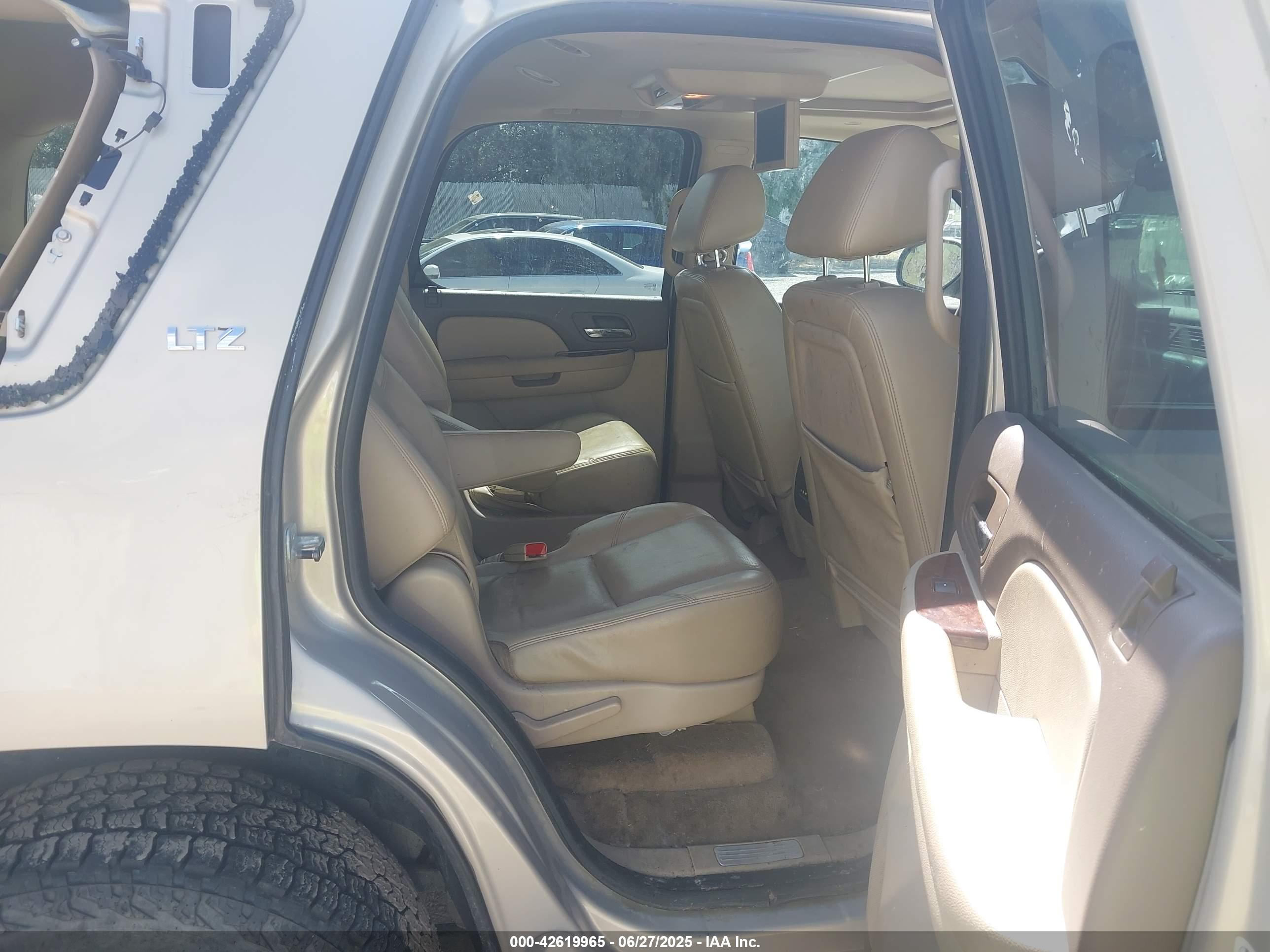 CHEVROLET TAHOE image 8