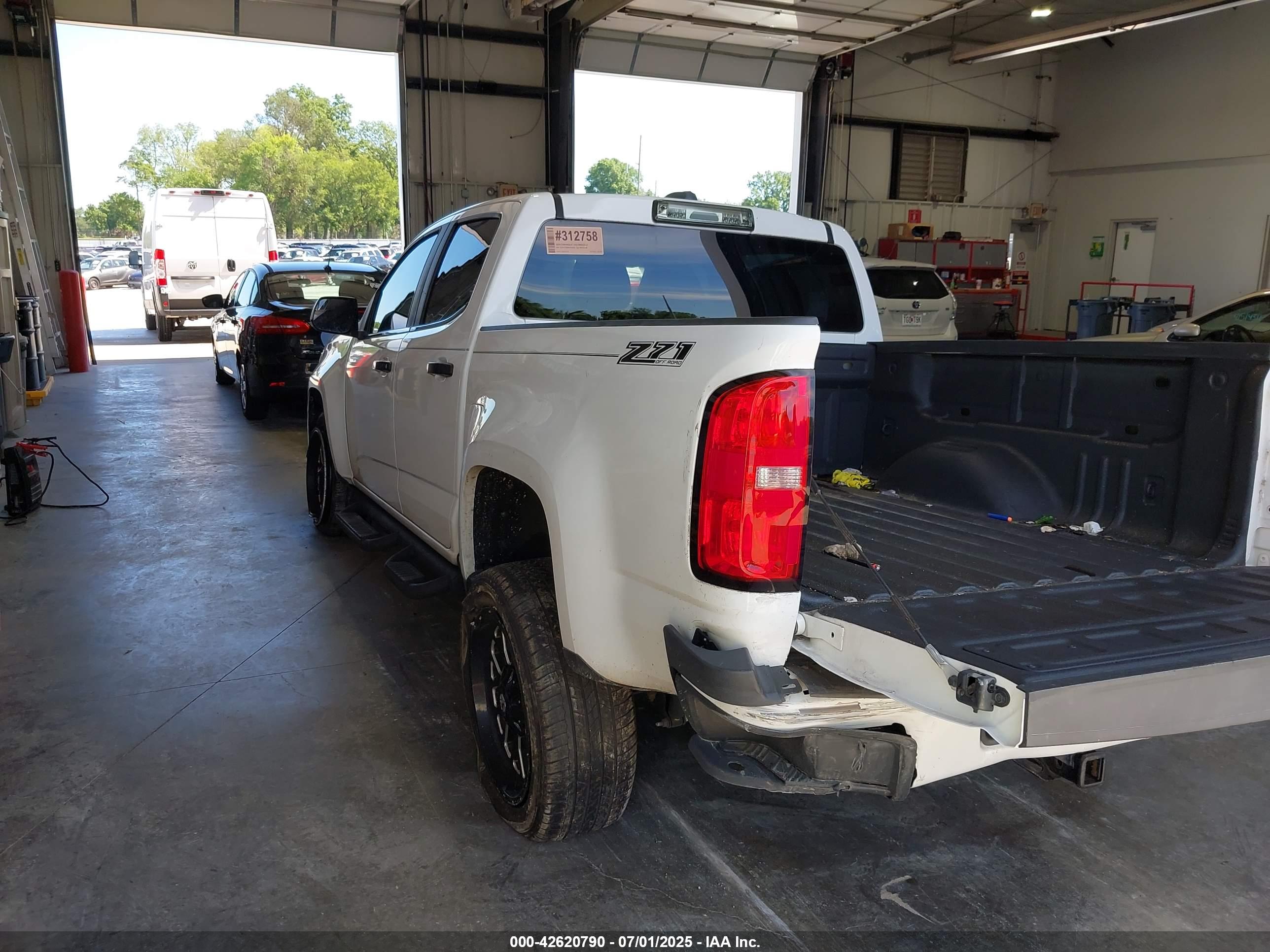 CHEVROLET COLORADO image 3