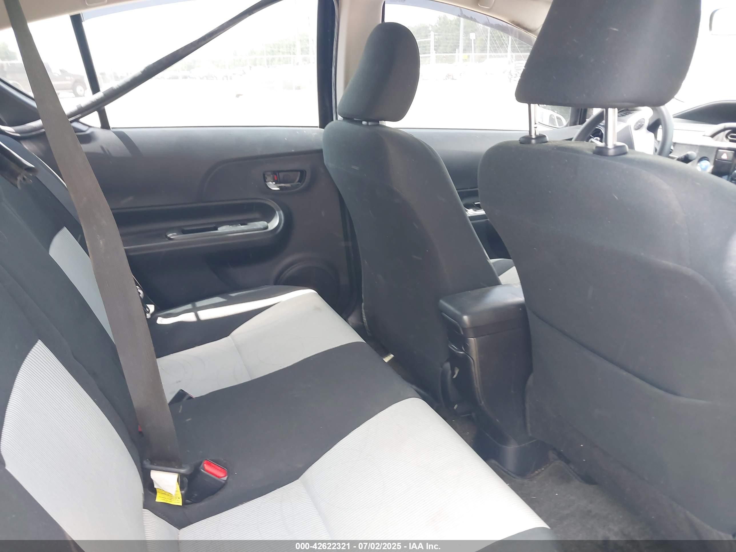 TOYOTA PRIUS image 8