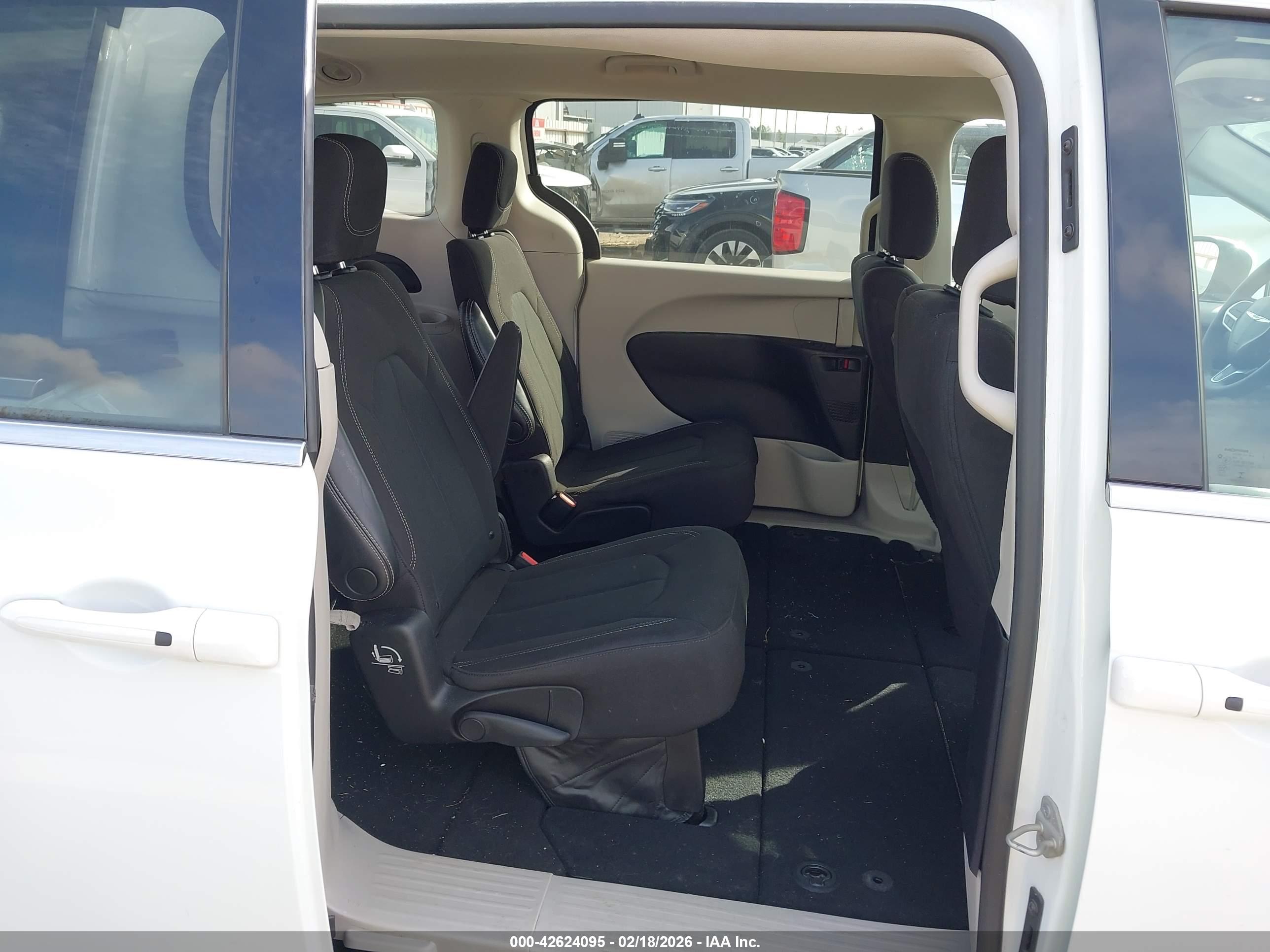 CHRYSLER VOYAGER image 8