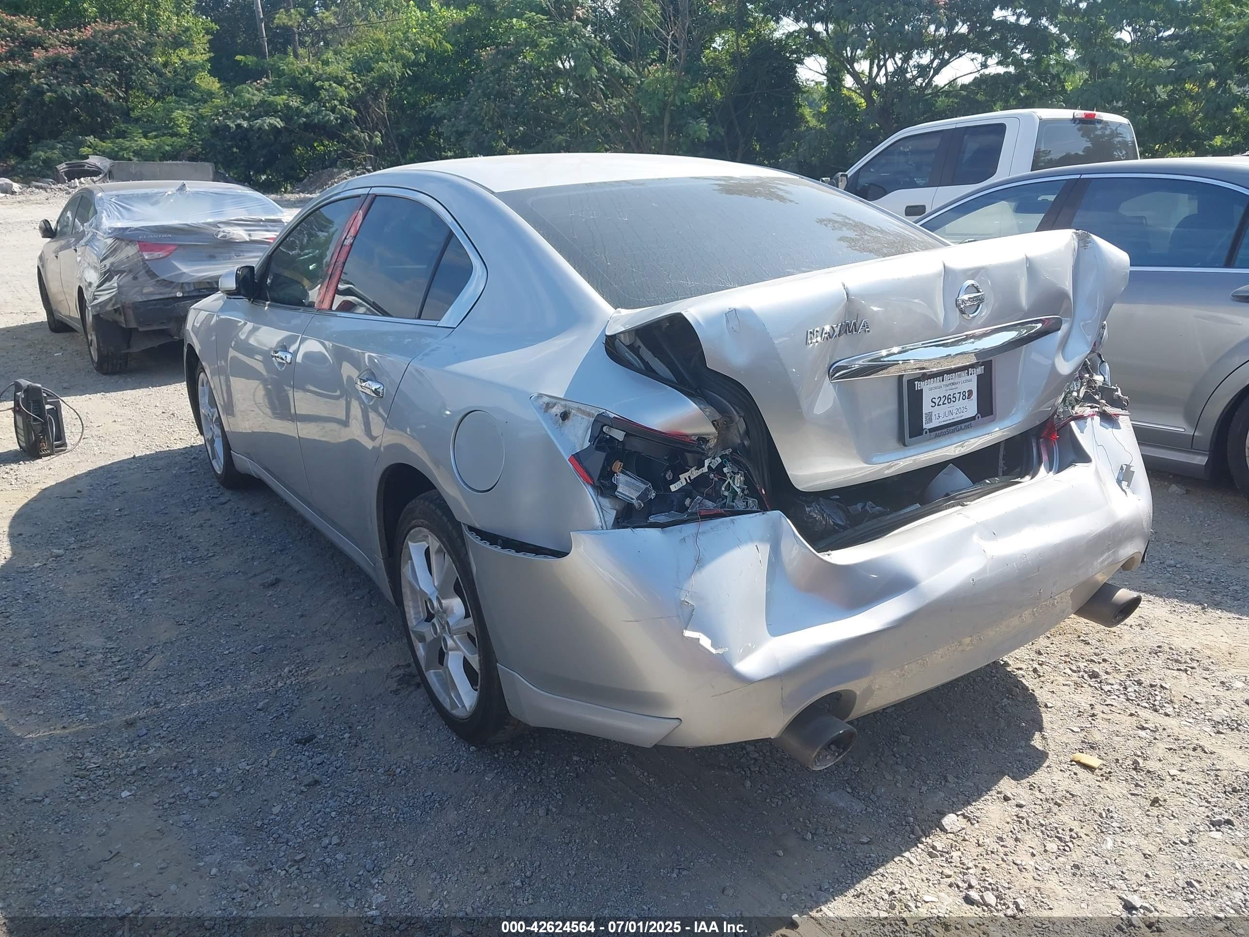 NISSAN MAXIMA image 3