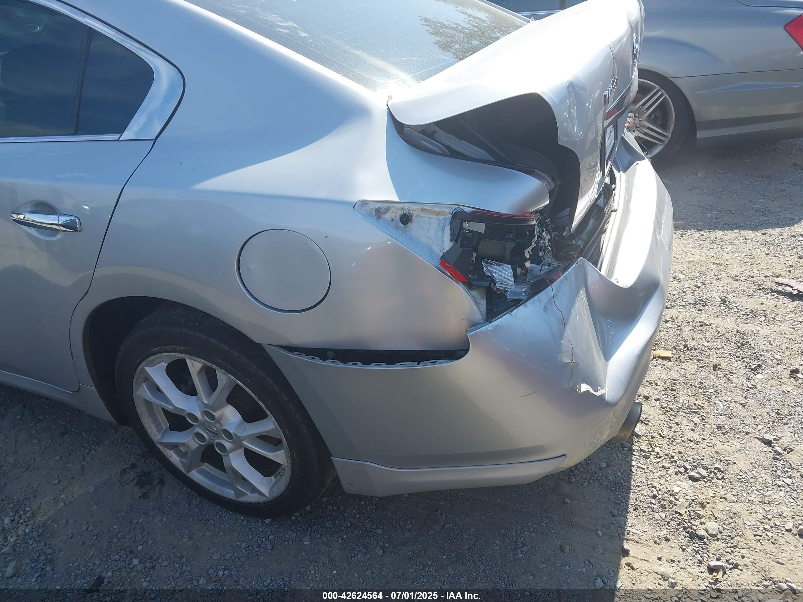 NISSAN MAXIMA image 6