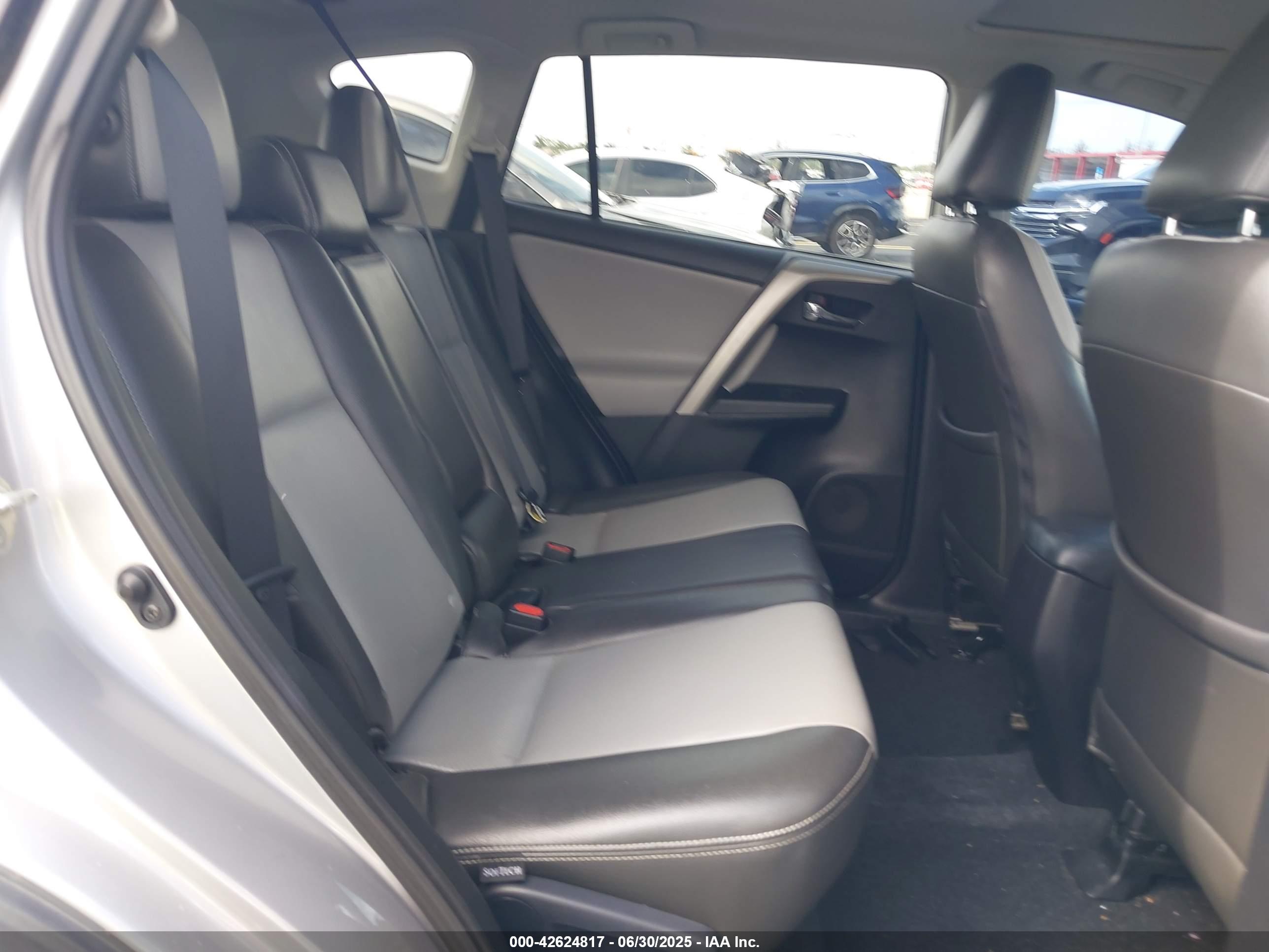 TOYOTA RAV4 image 8