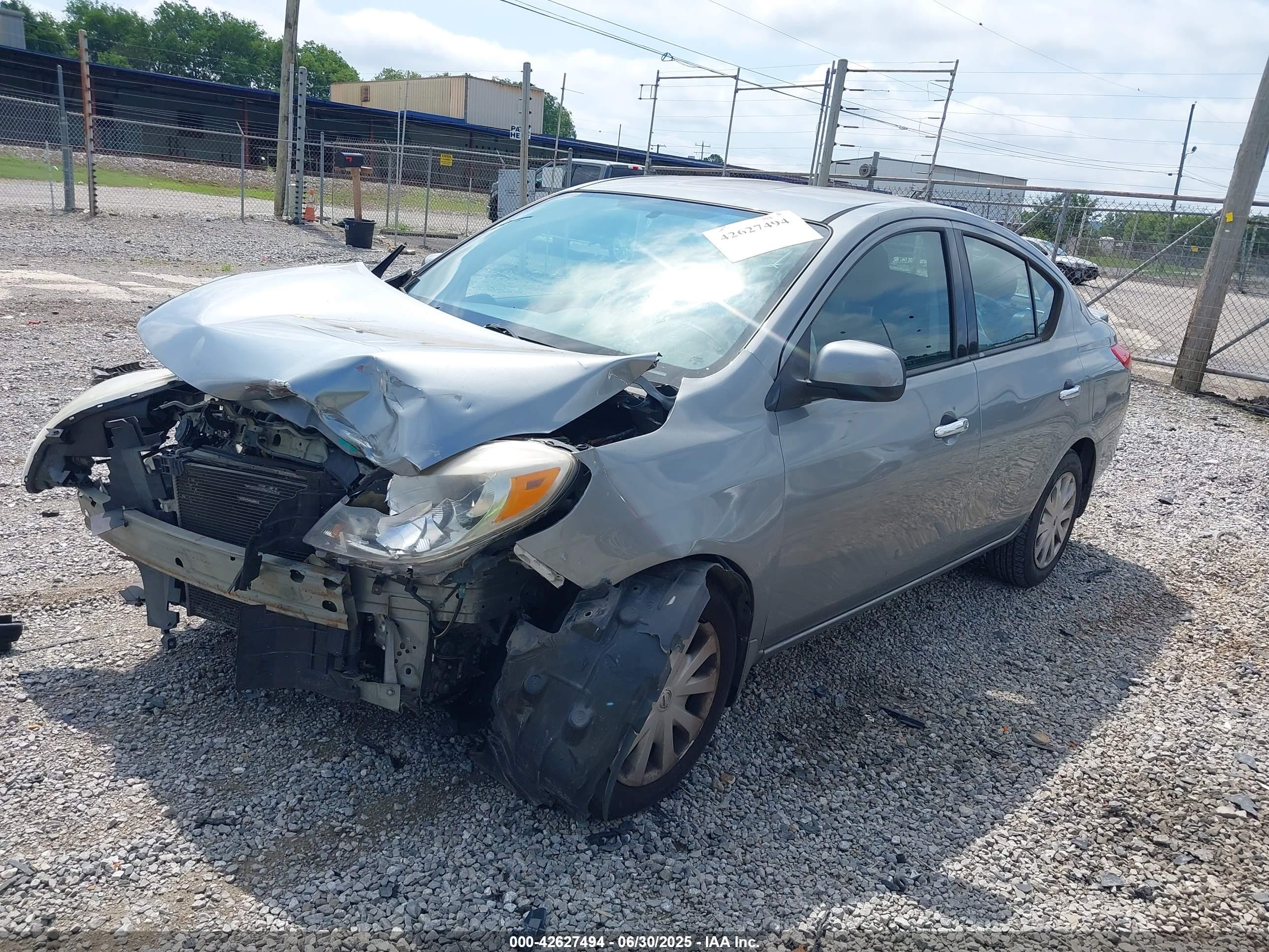 NISSAN VERSA image 2
