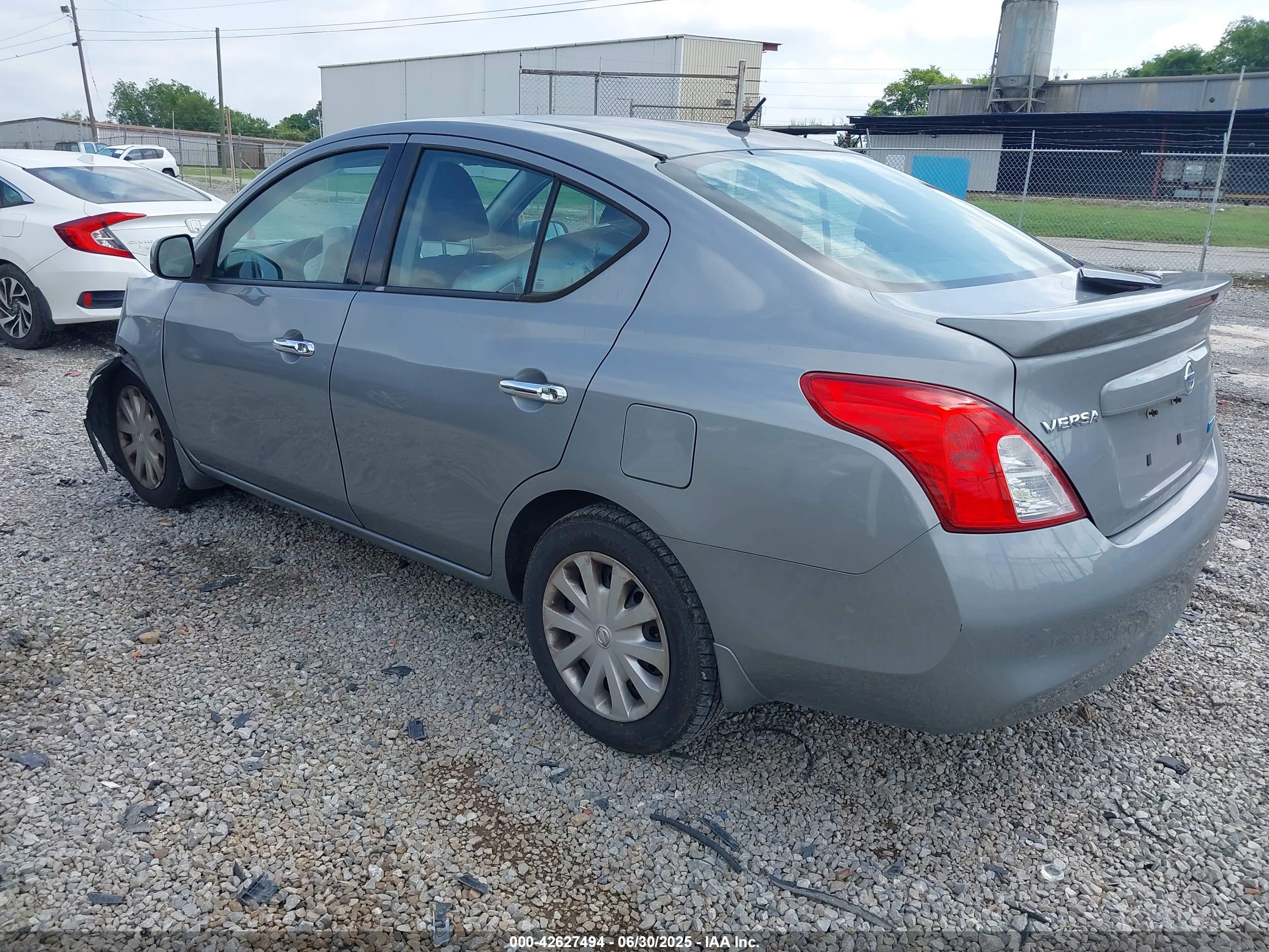 NISSAN VERSA image 3
