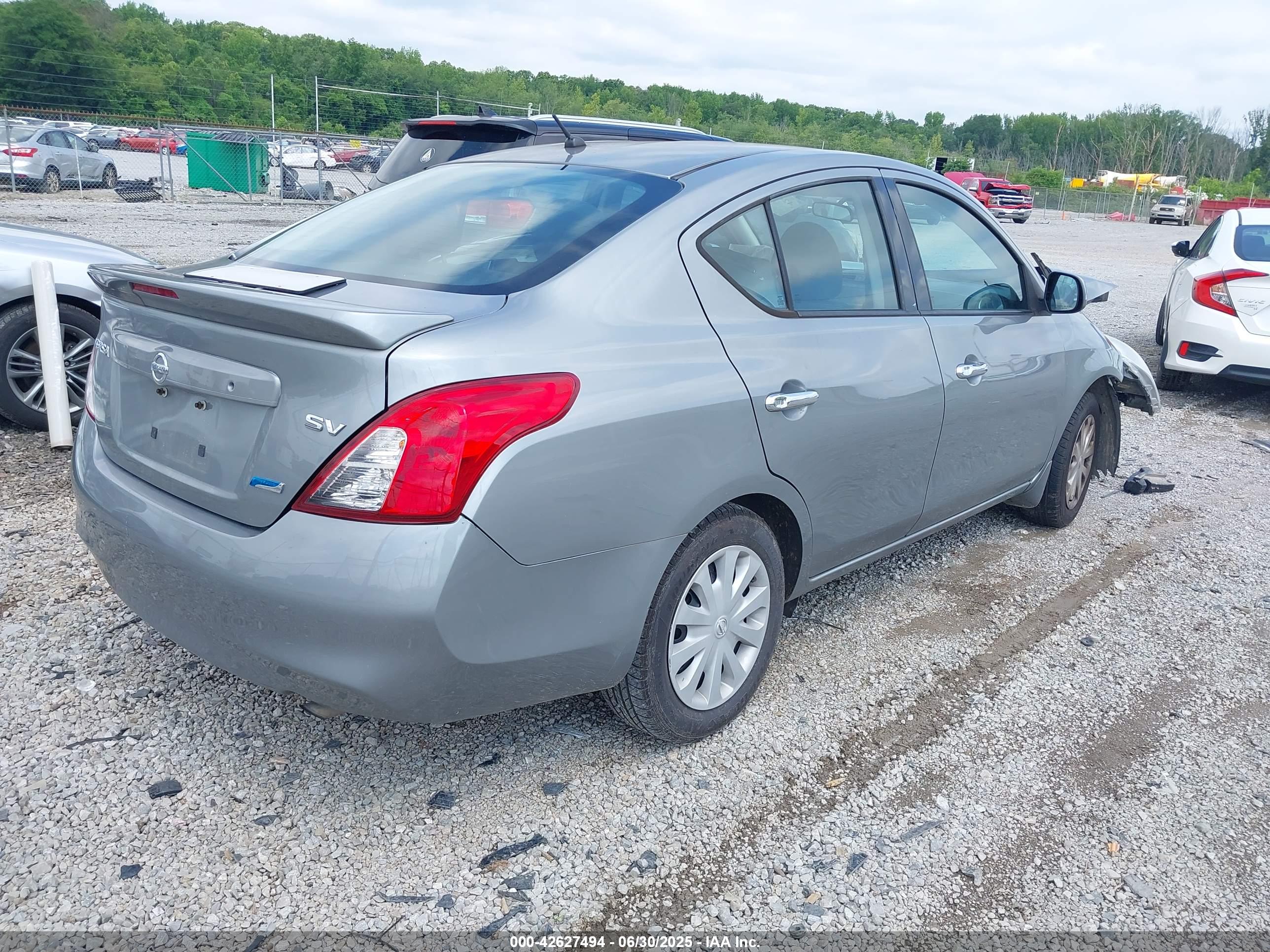 NISSAN VERSA image 4