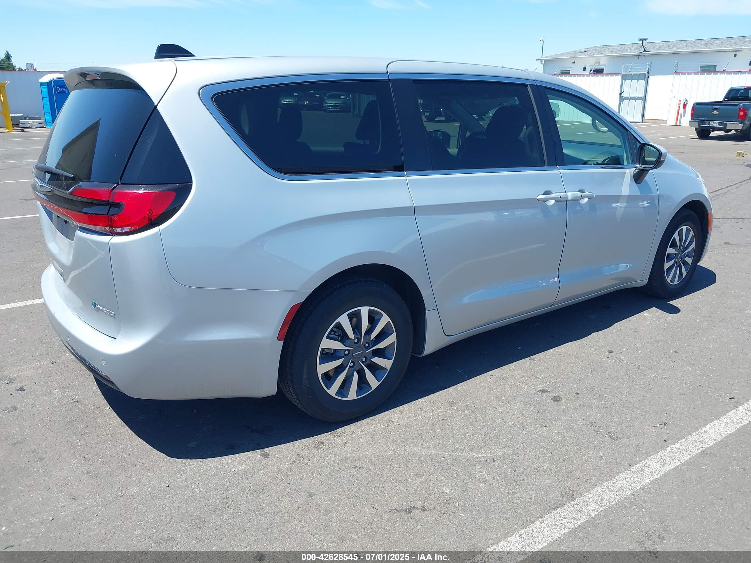 CHRYSLER PACIFICA image 4