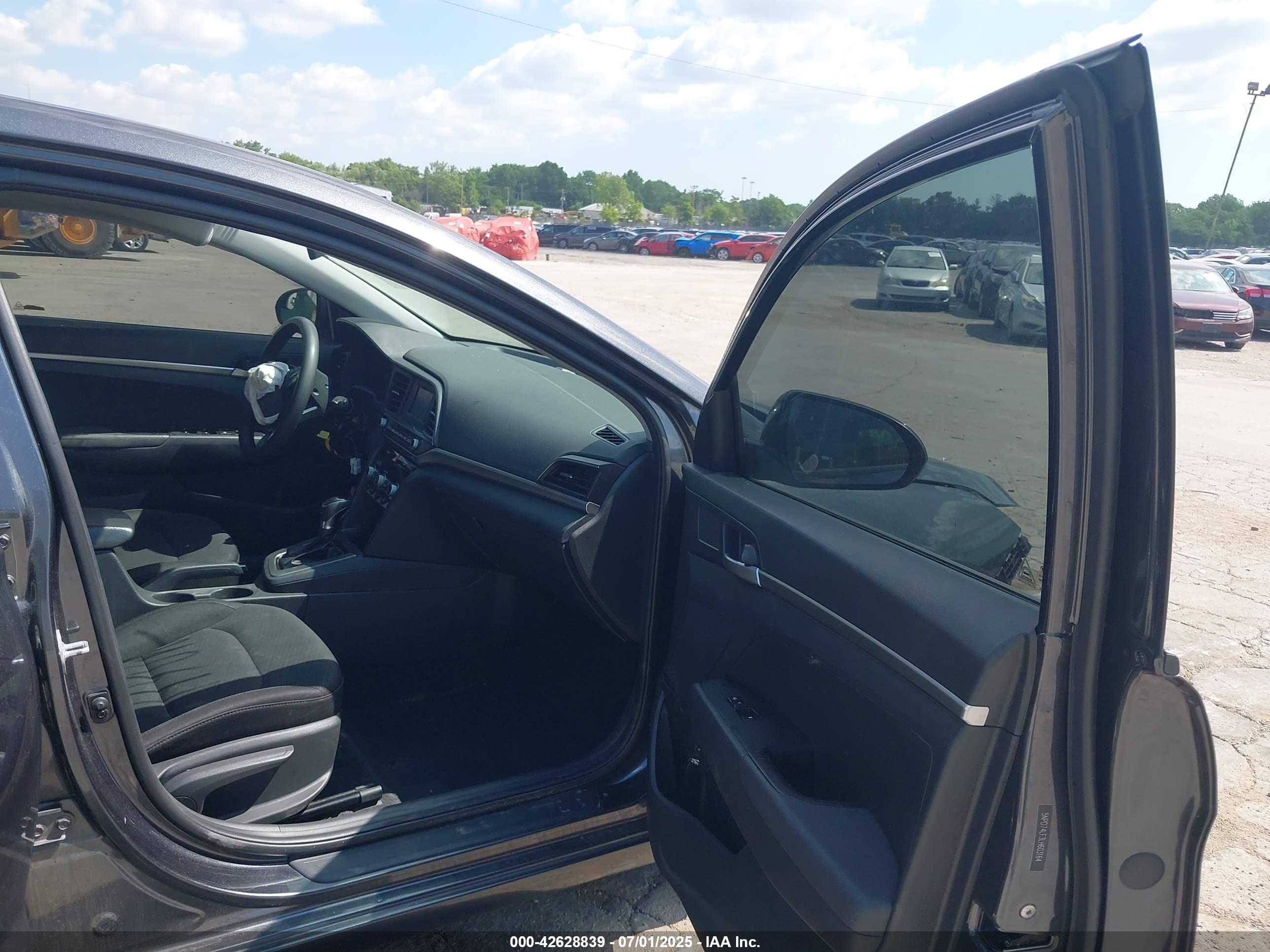 HYUNDAI ELANTRA image 5