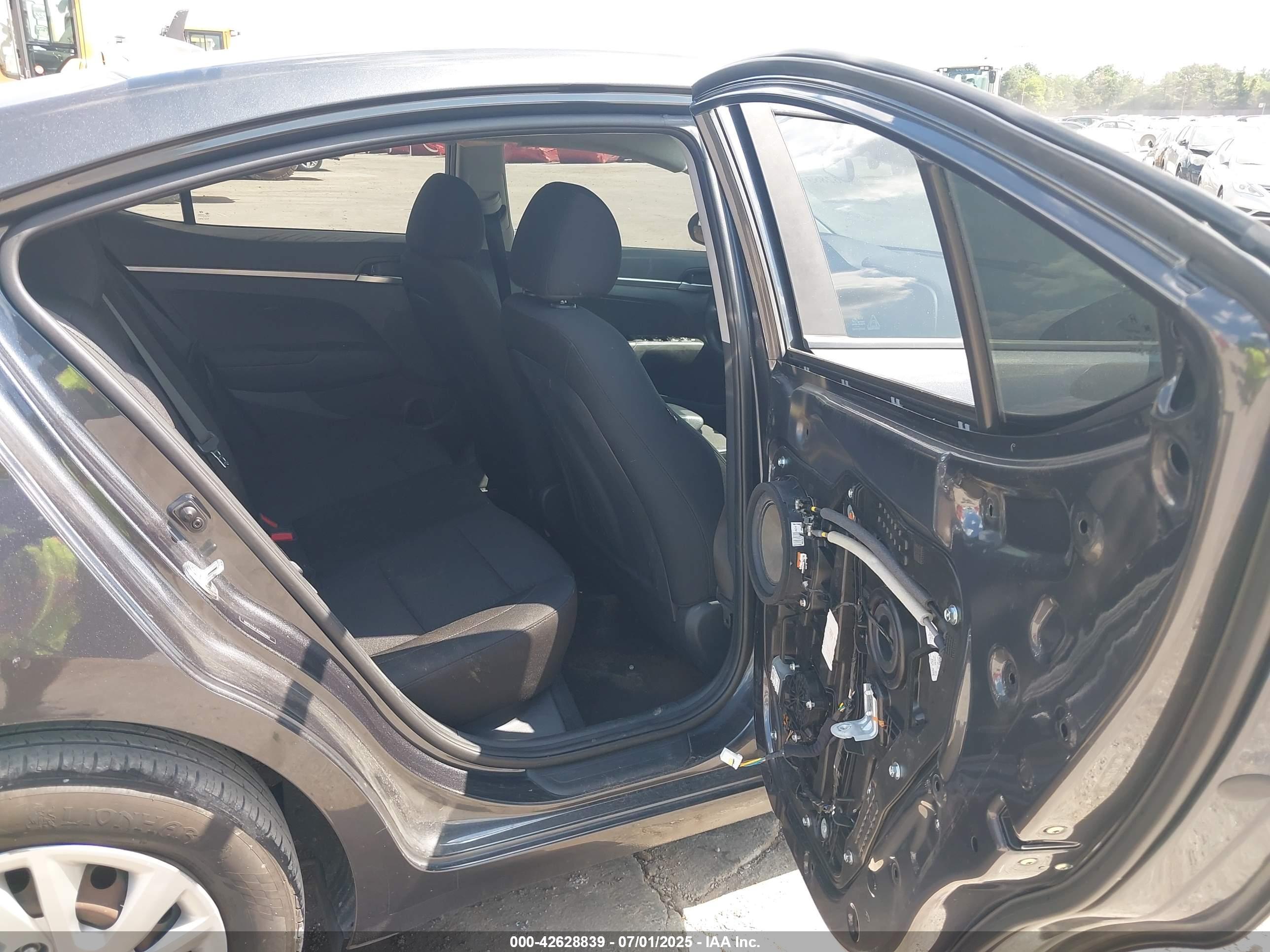 HYUNDAI ELANTRA image 8