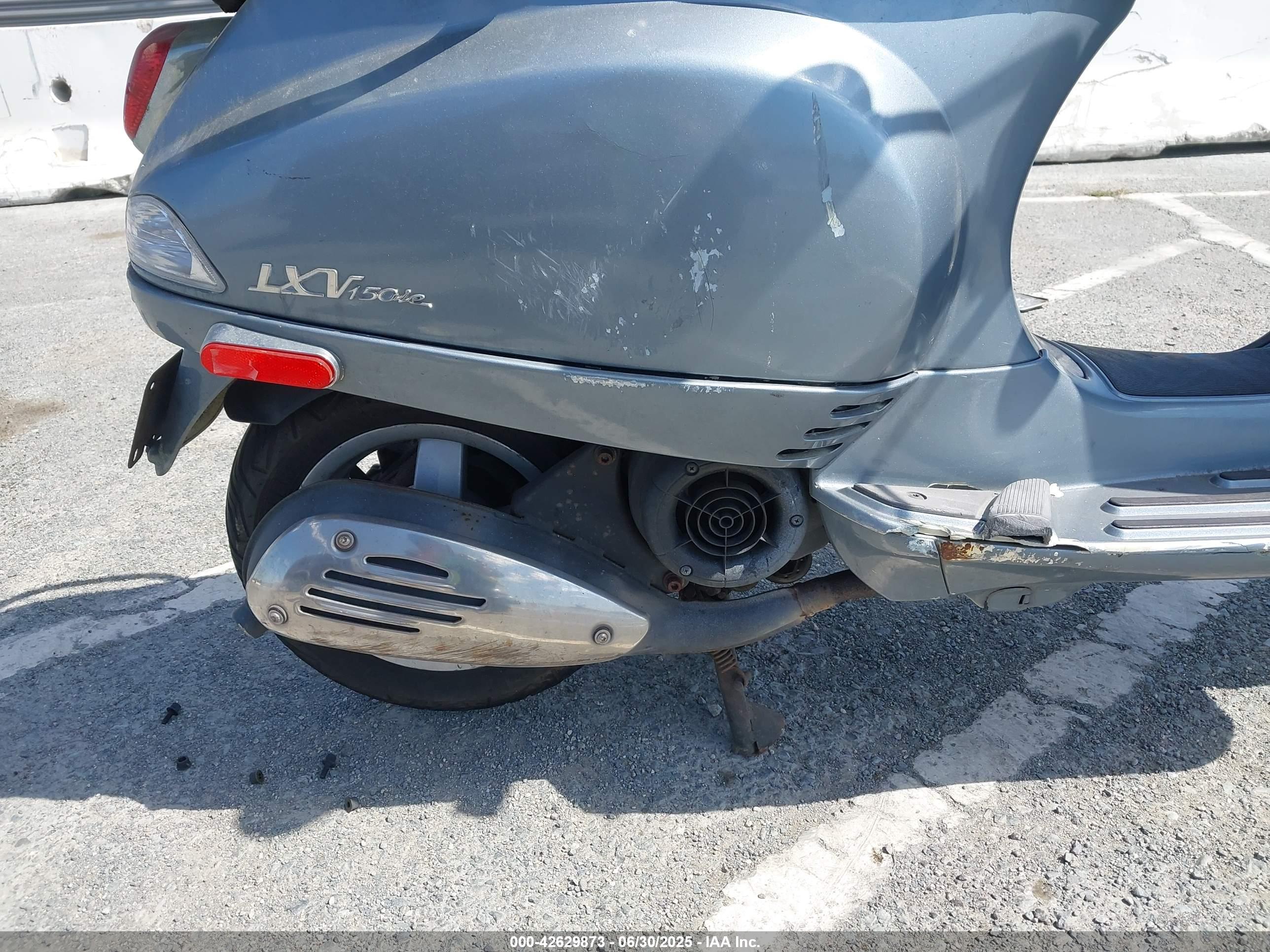 VESPA LX image 8