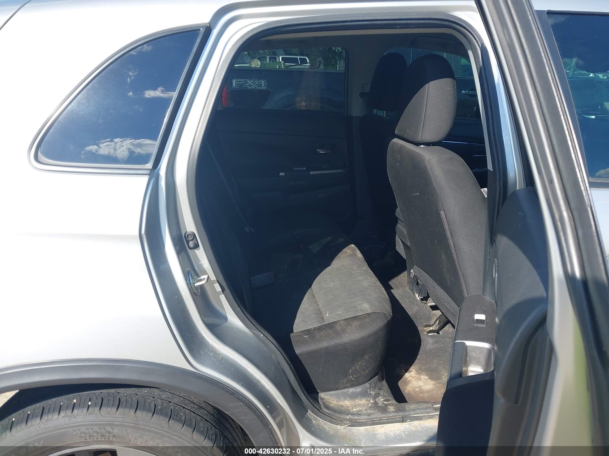 MITSUBISHI OUTLANDER image 8