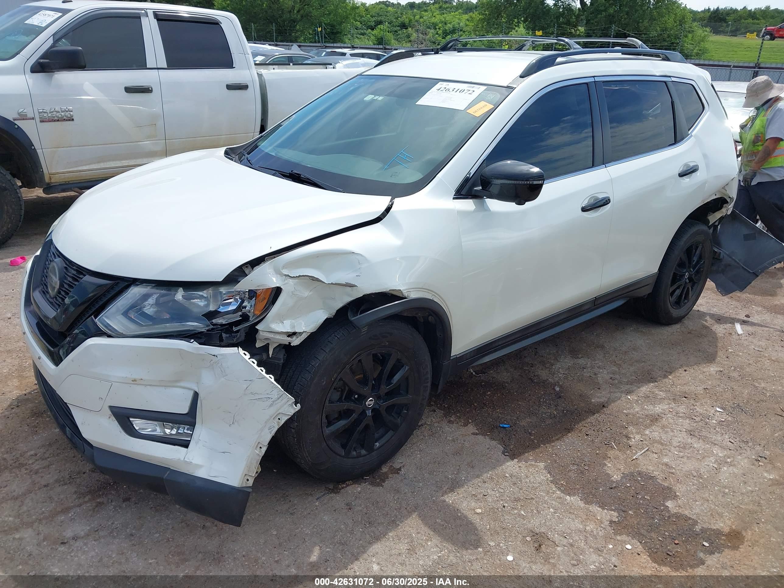 NISSAN ROGUE image 2