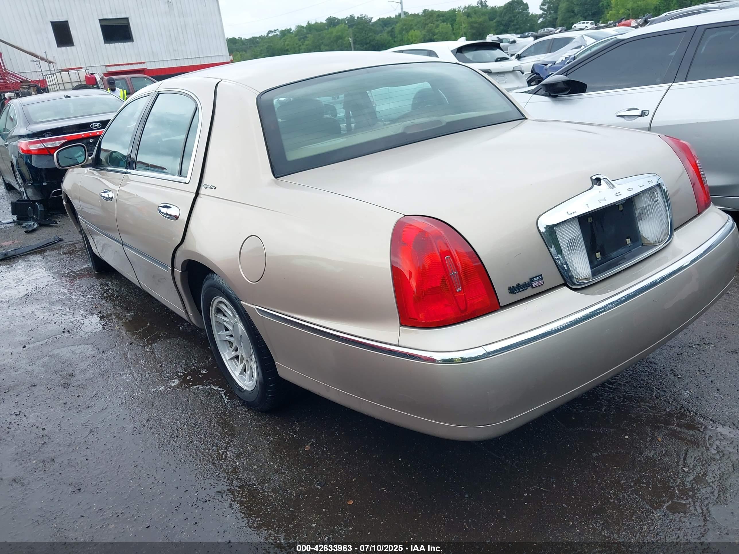LINCOLN TOWN image 3