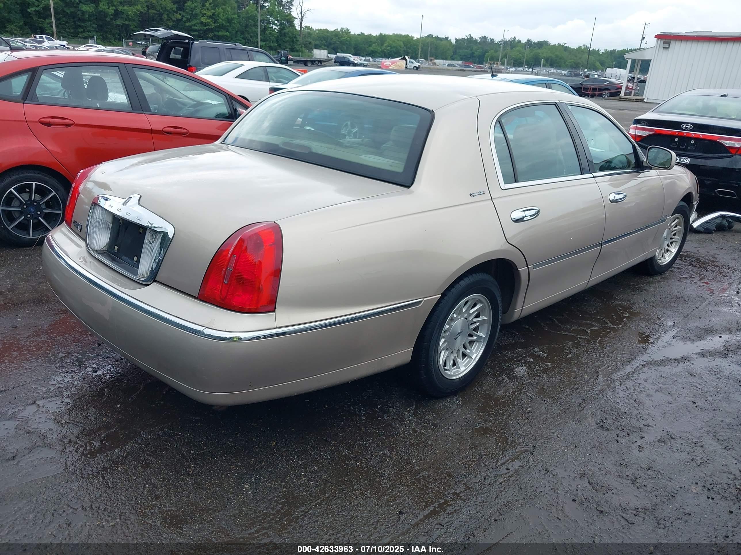 LINCOLN TOWN image 4