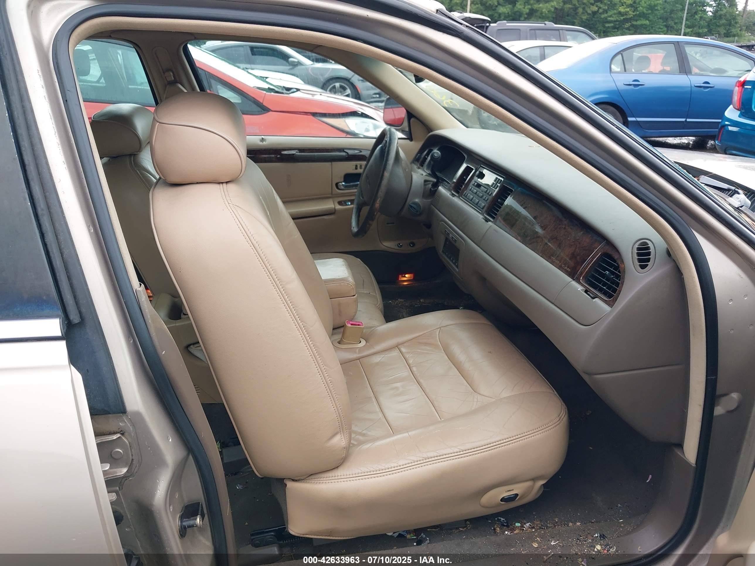 LINCOLN TOWN image 5