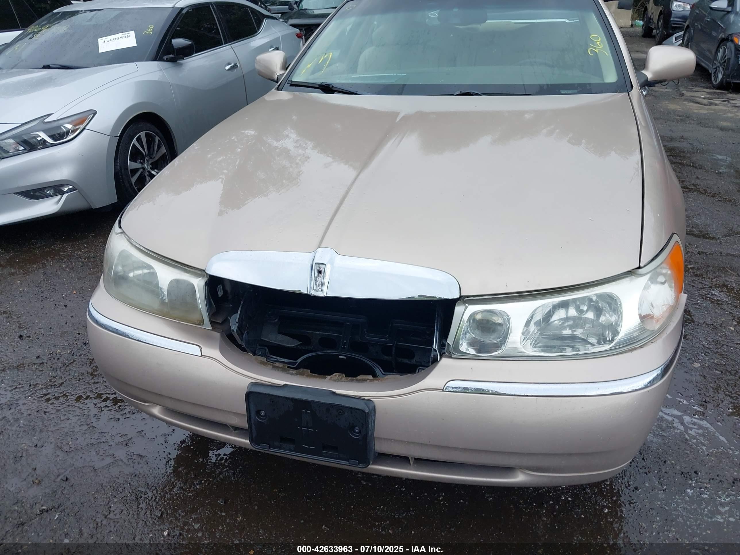 LINCOLN TOWN image 6