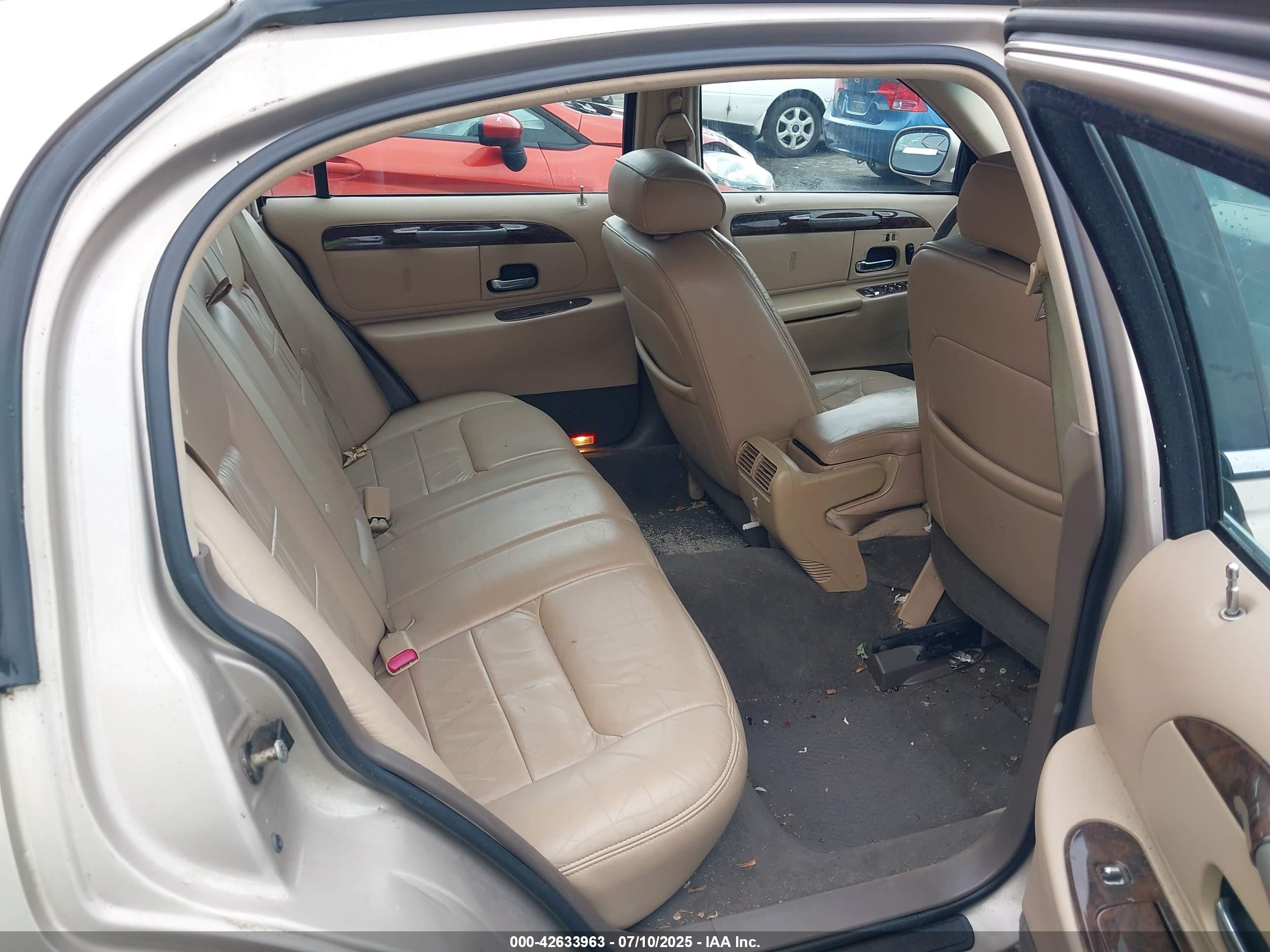 LINCOLN TOWN image 8
