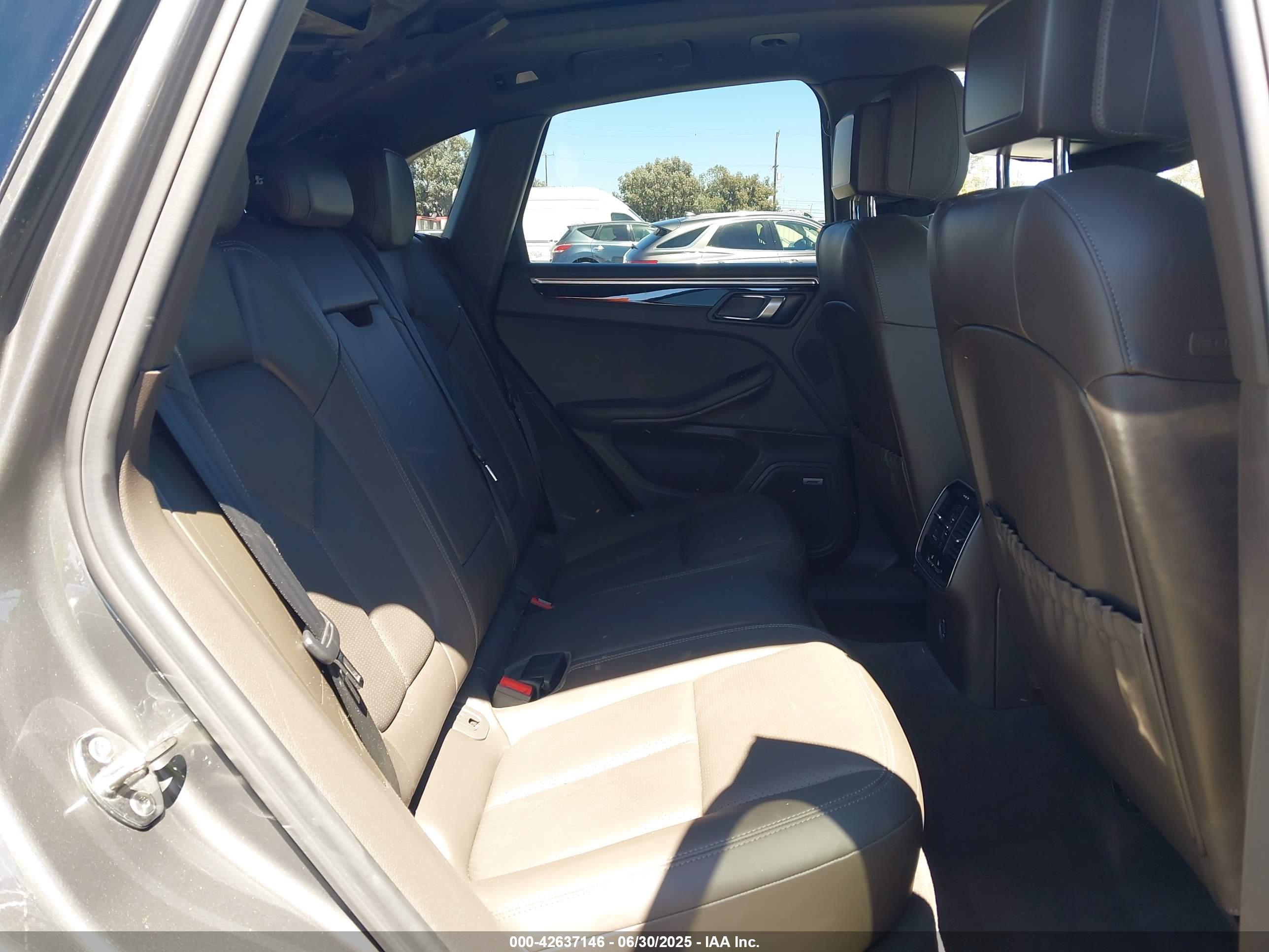 PORSCHE MACAN image 8