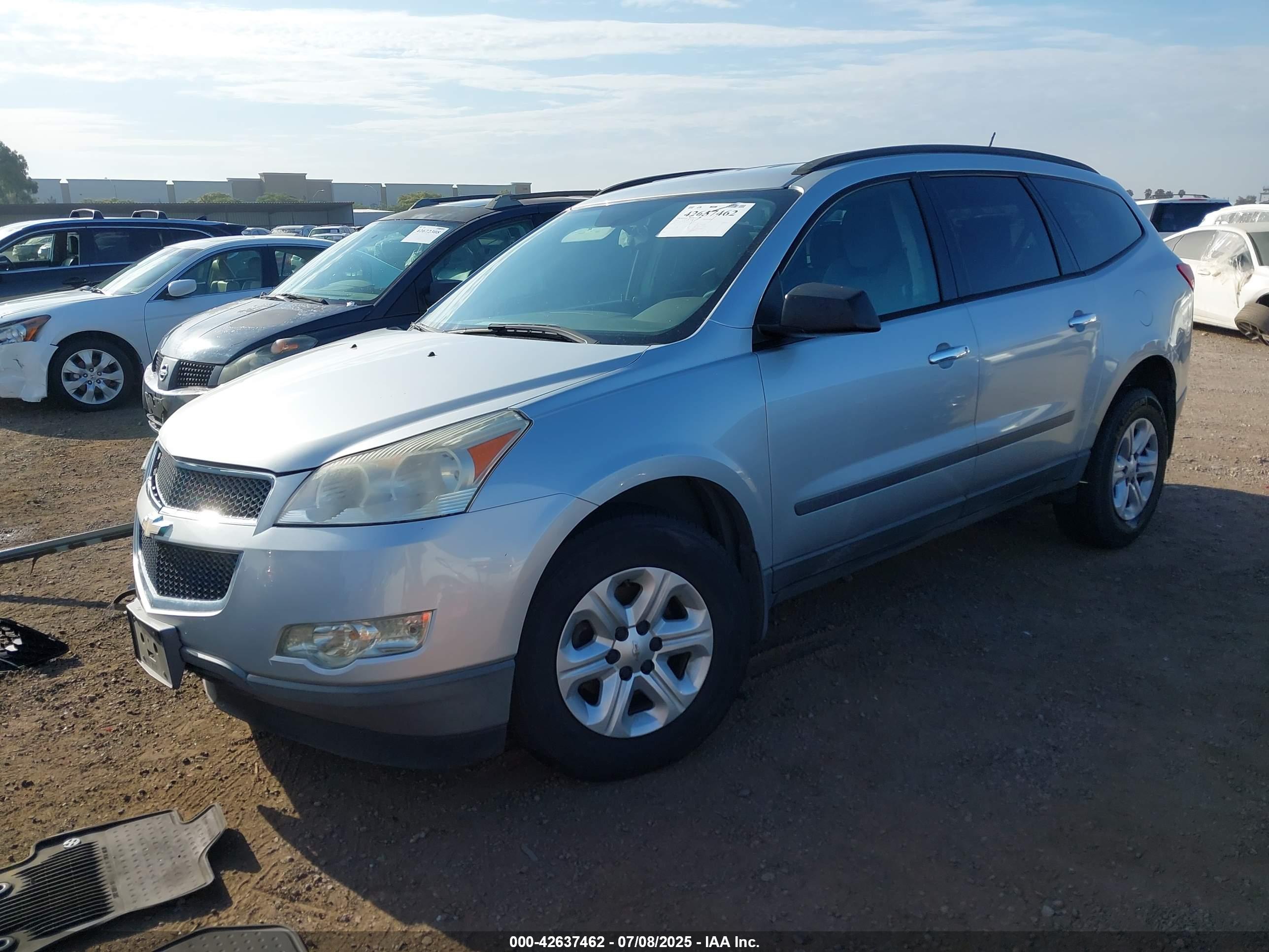 CHEVROLET TRAVERSE image 2