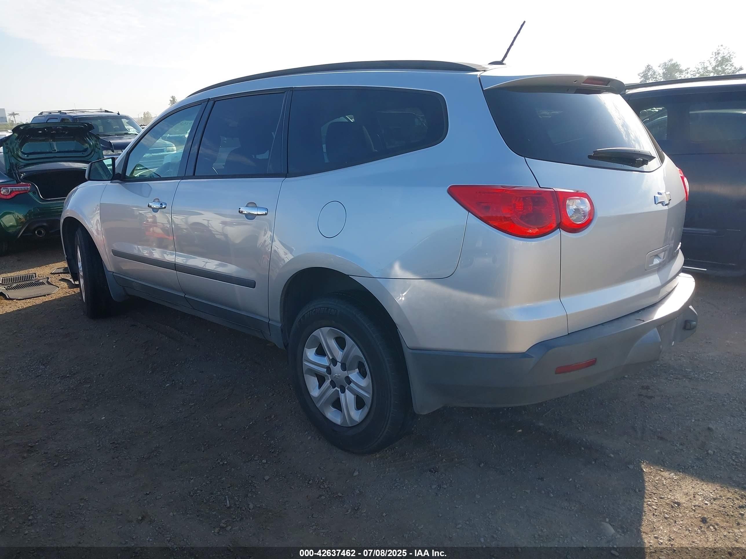 CHEVROLET TRAVERSE image 3