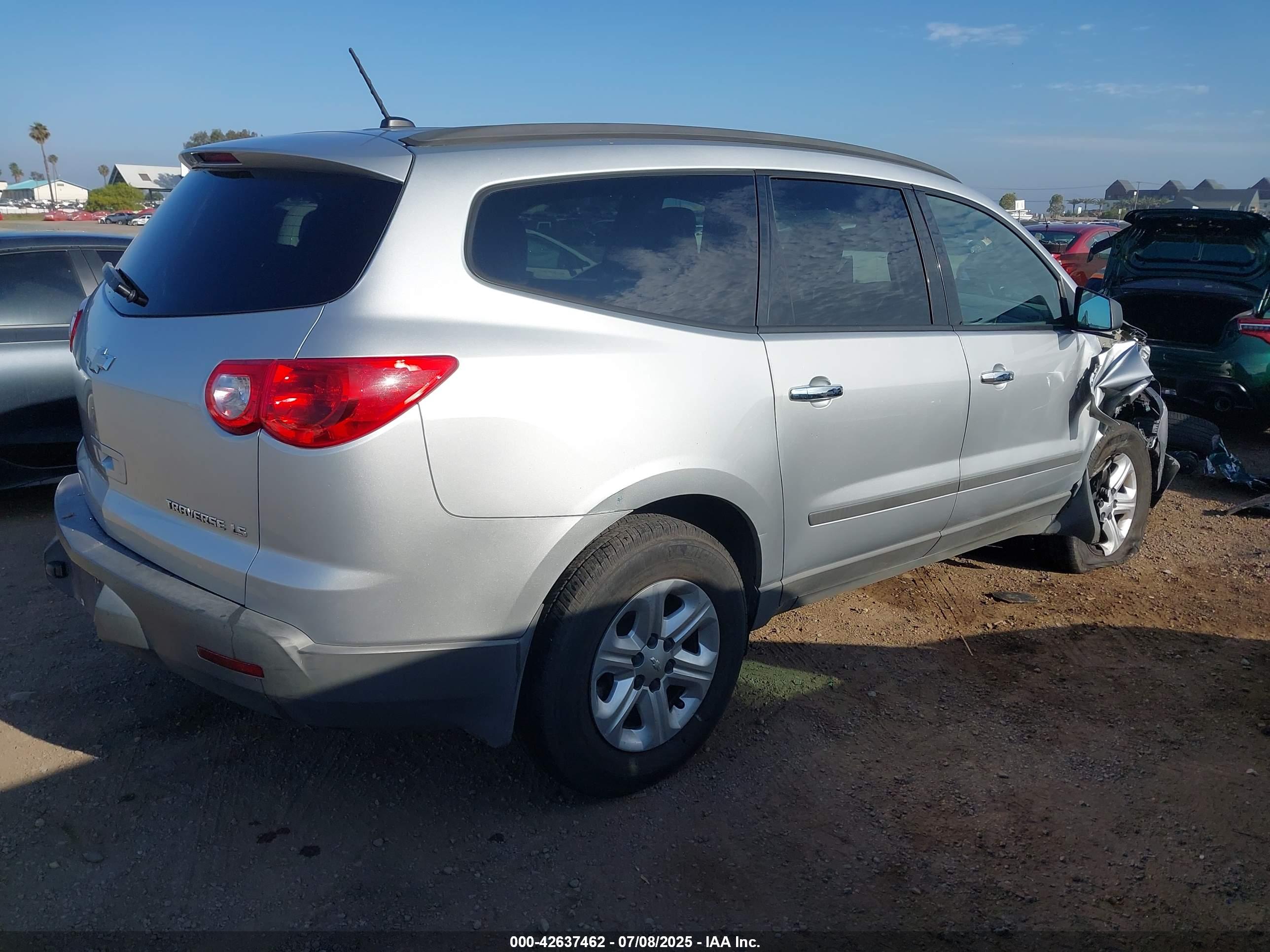 CHEVROLET TRAVERSE image 4
