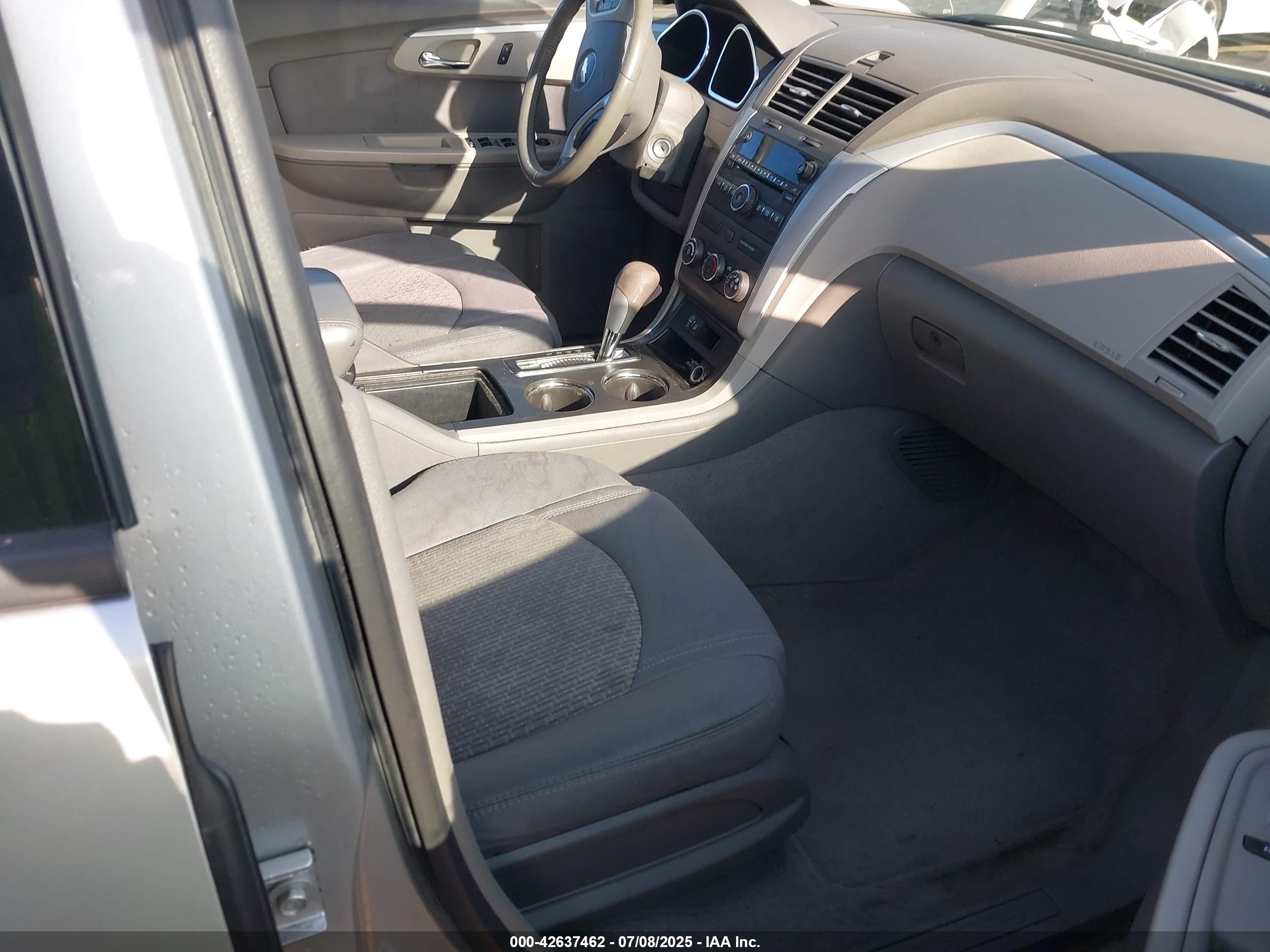 CHEVROLET TRAVERSE image 5