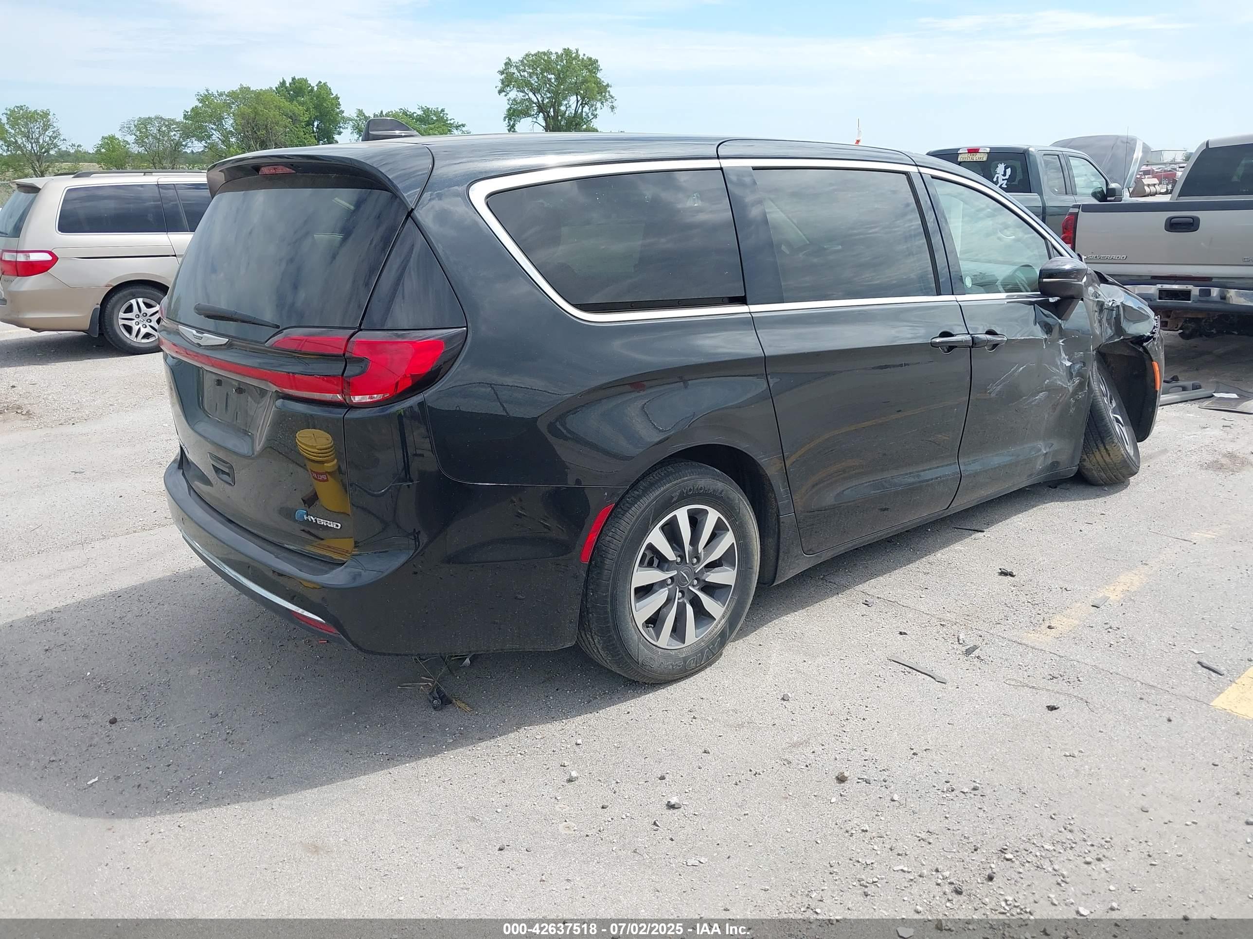 CHRYSLER PACIFICA image 4