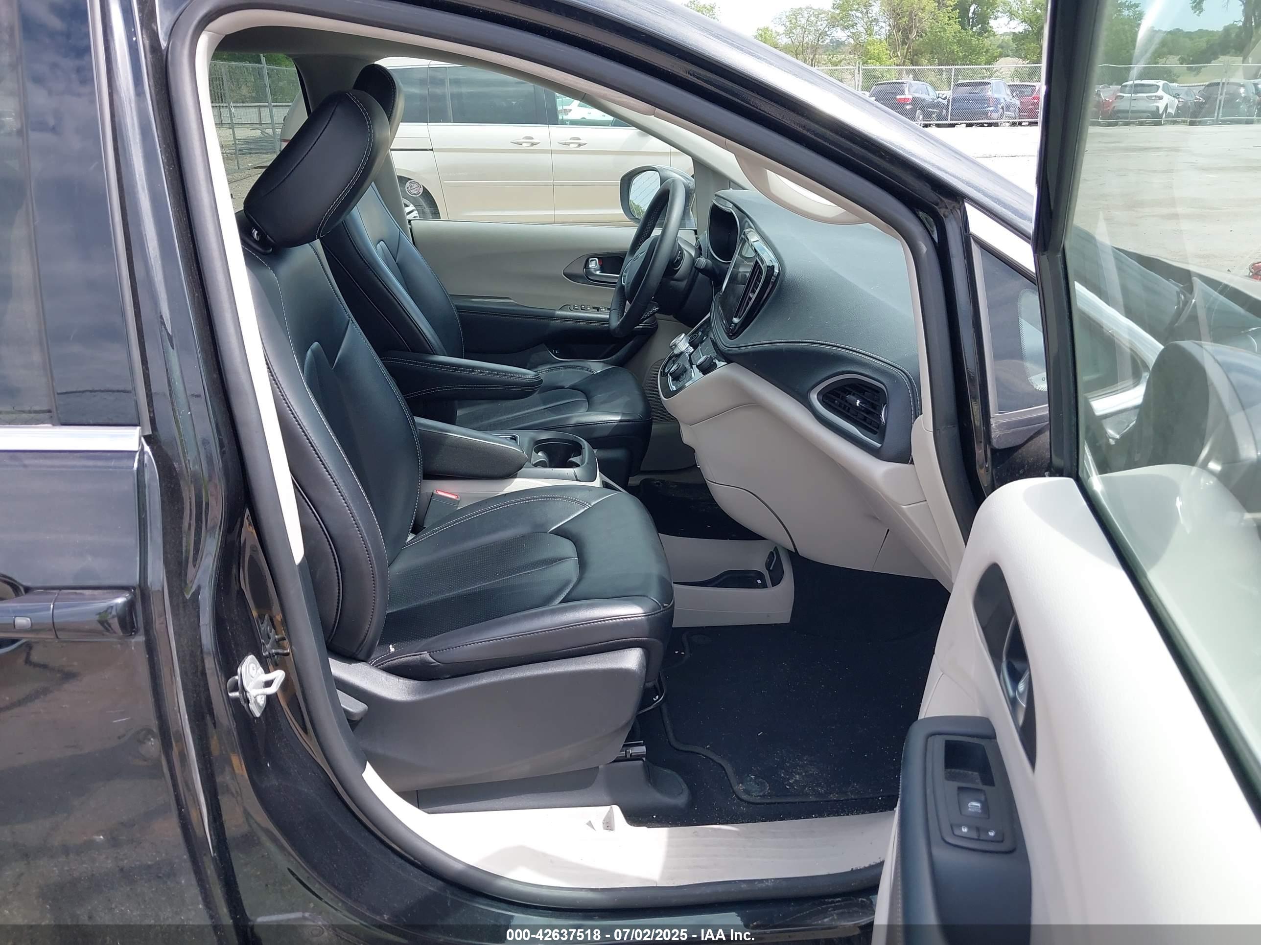 CHRYSLER PACIFICA image 5
