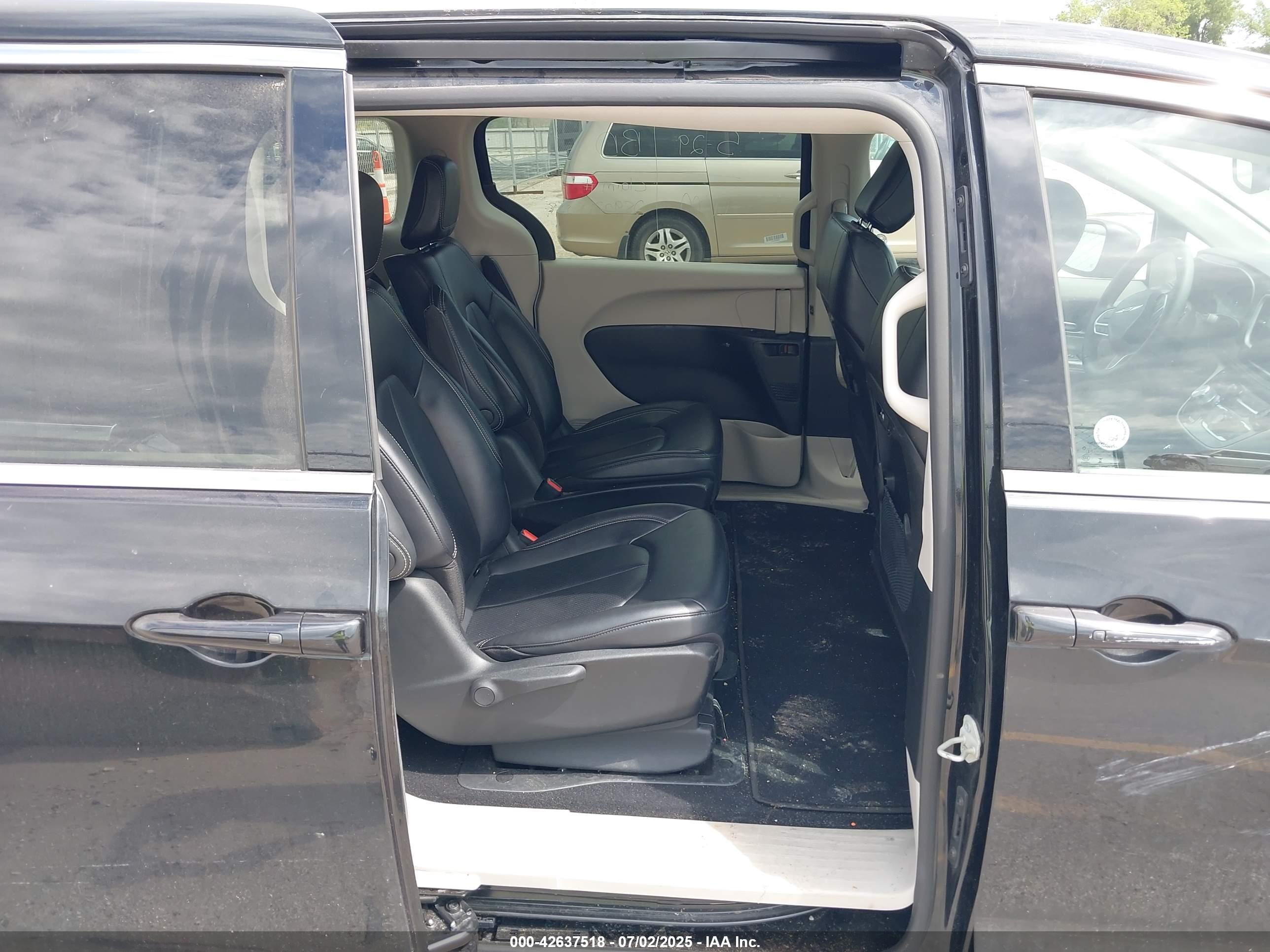 CHRYSLER PACIFICA image 8